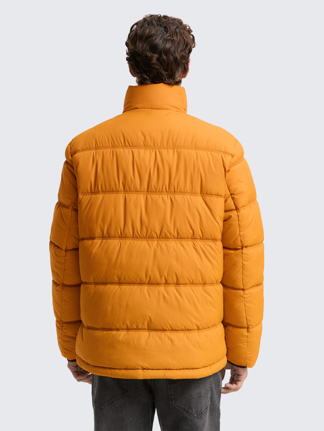 Puffer-Jacke aus wasserabweisendem Material - Peanut Butter Brown - Model-Rückansicht