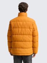 Puffer-Jacke aus wasserabweisendem Material - Peanut Butter Brown - Model-Rückansicht