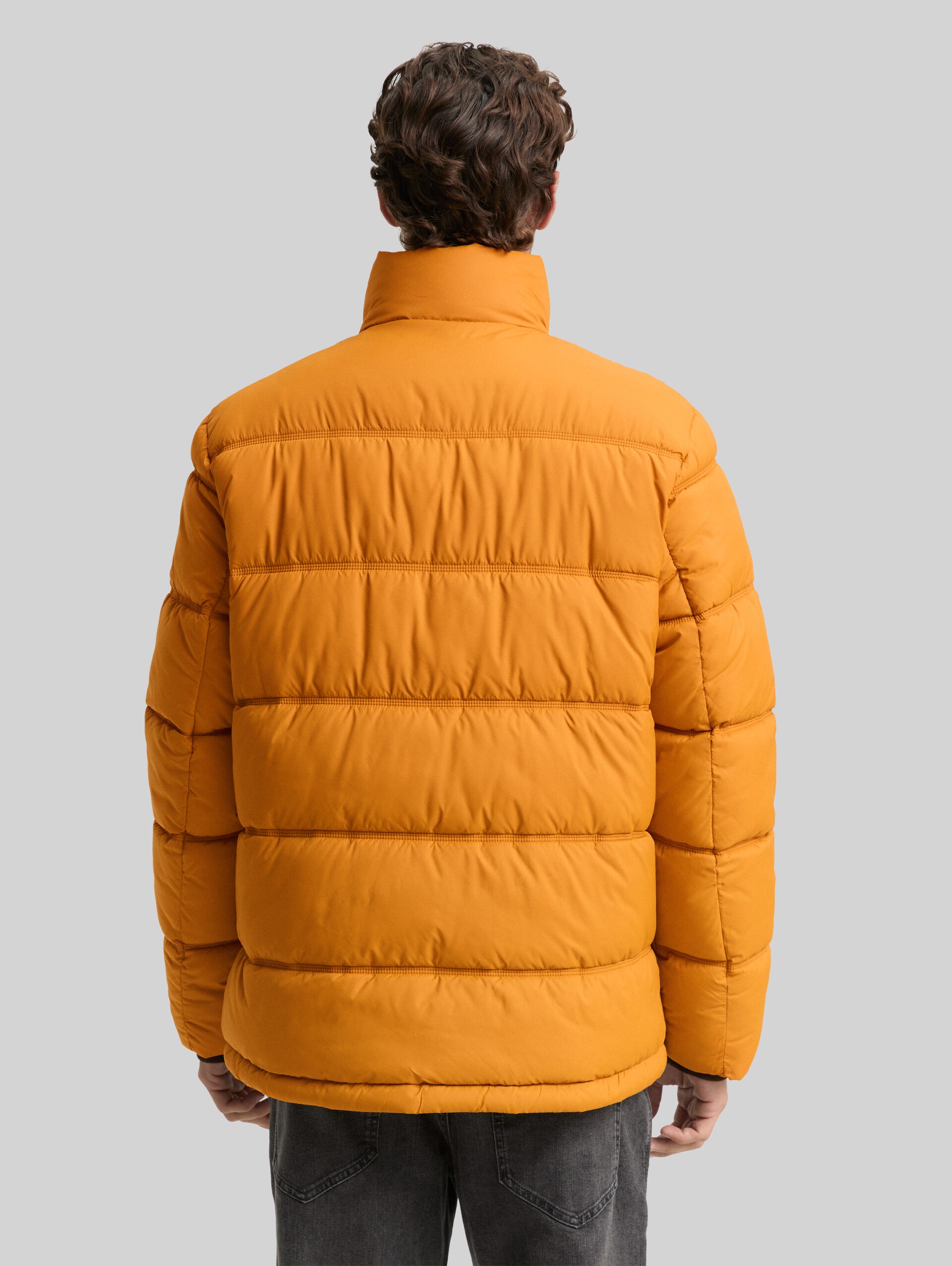 Puffer-Jacke aus wasserabweisendem Material - Peanut Butter Brown - Model-Rückansicht
