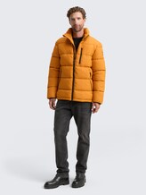 Puffer-Jacke aus wasserabweisendem Material - Peanut Butter Brown - seitliche Model-Ansicht