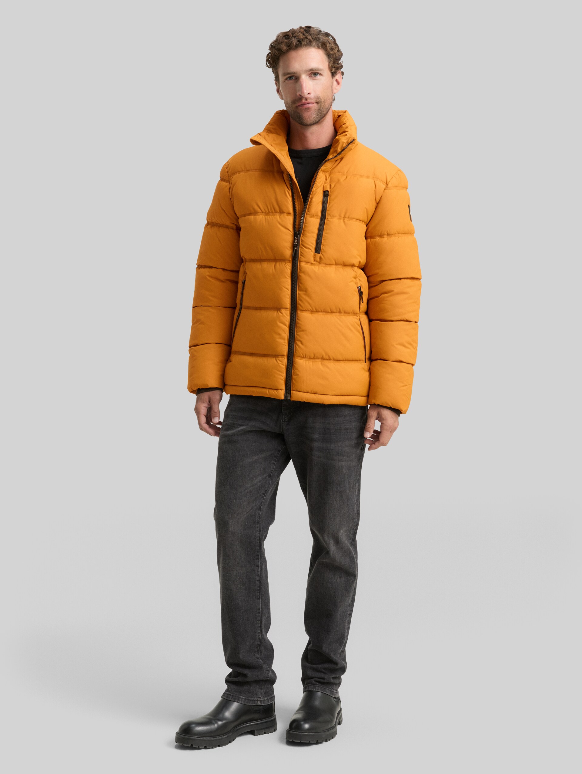 Puffer-Jacke aus wasserabweisendem Material - Peanut Butter Brown - seitliche Model-Ansicht