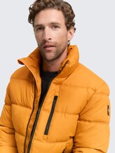 Puffer-Jacke aus wasserabweisendem Material - Peanut Butter Brown - Detail-Model-Ansicht