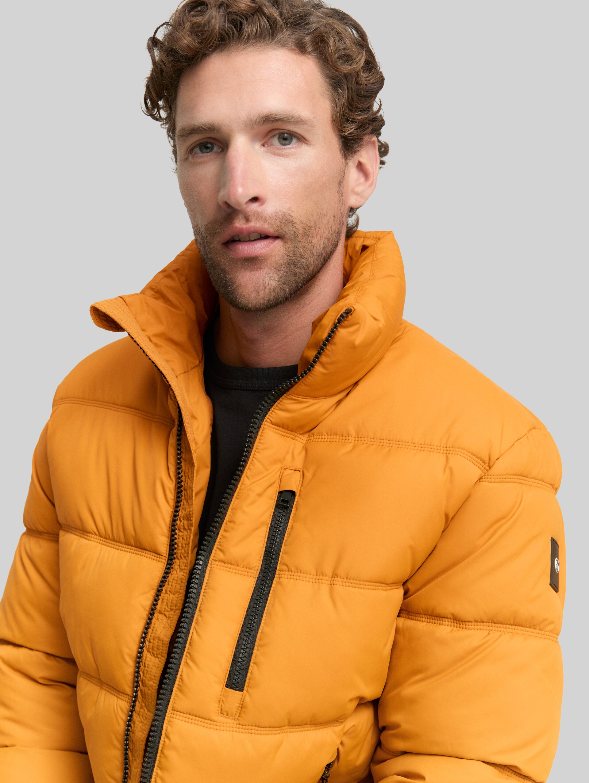 Puffer-Jacke aus wasserabweisendem Material - Peanut Butter Brown - Detail-Model-Ansicht