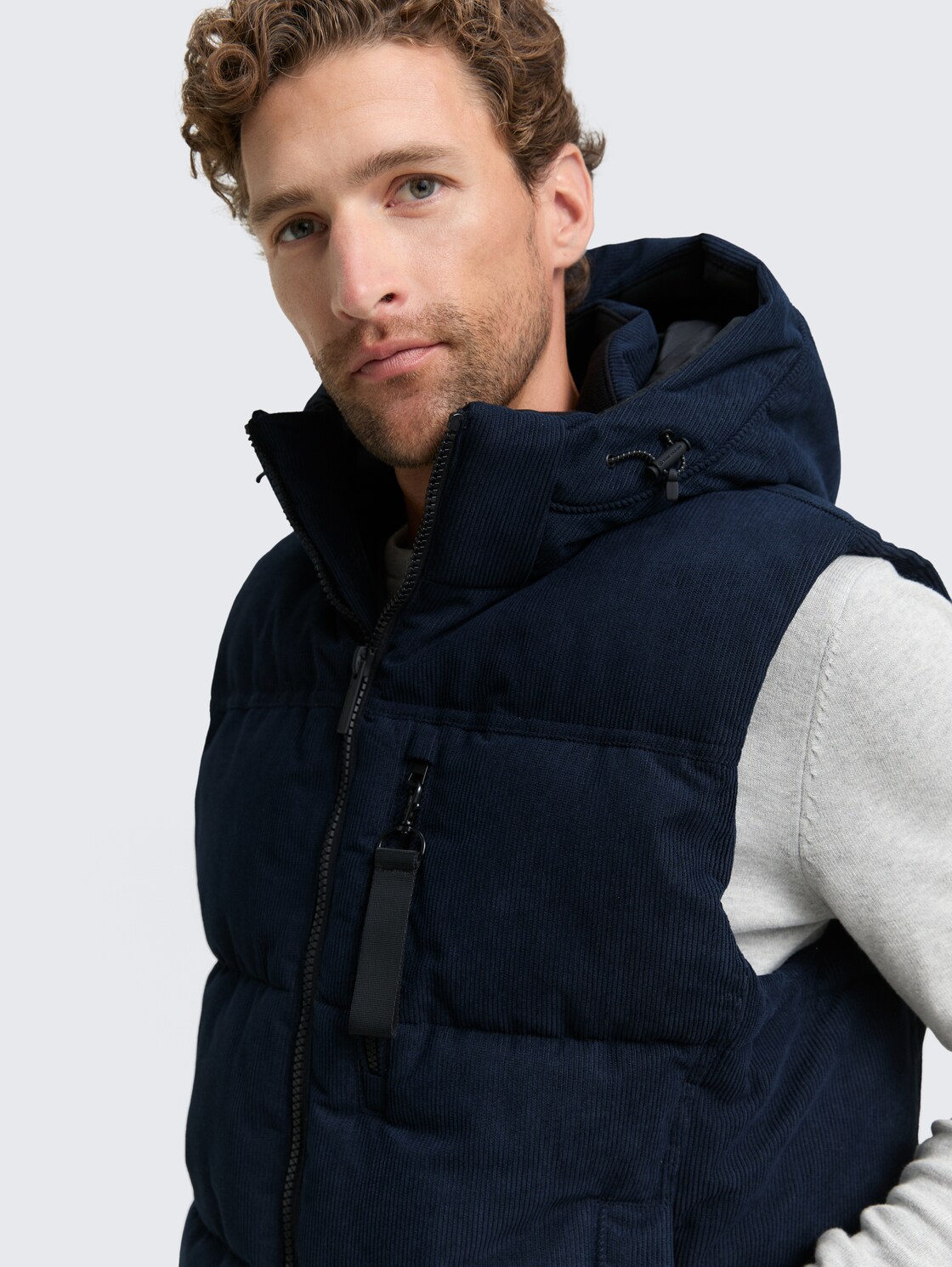 Puffer Weste mit abnehmbarer Kapuze - sky captain blue - Detail-Model-Ansicht