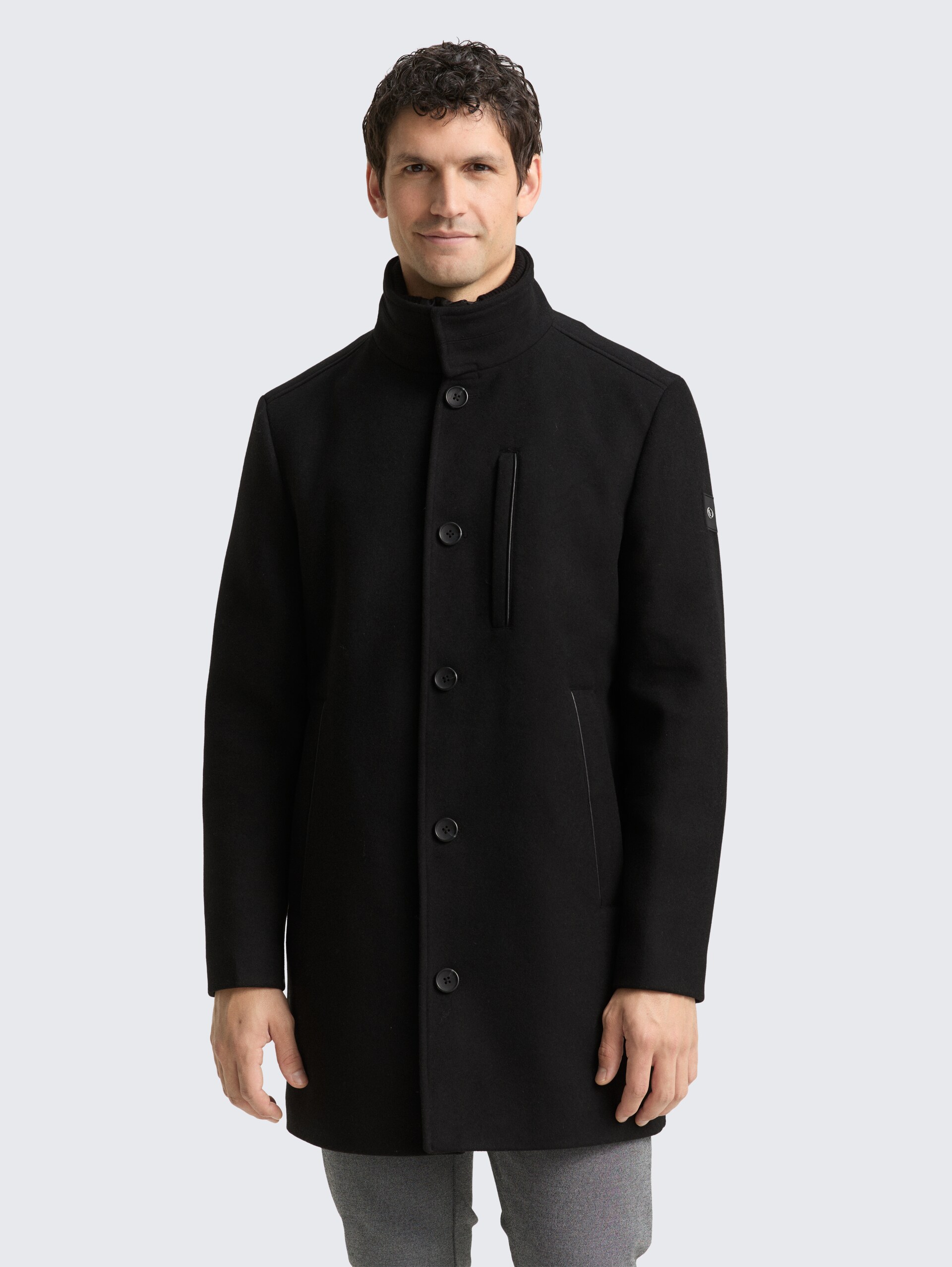 2-in-1 Wollmantel mit abnehmbarer Innenjacke - Black - Model-Vorderansicht