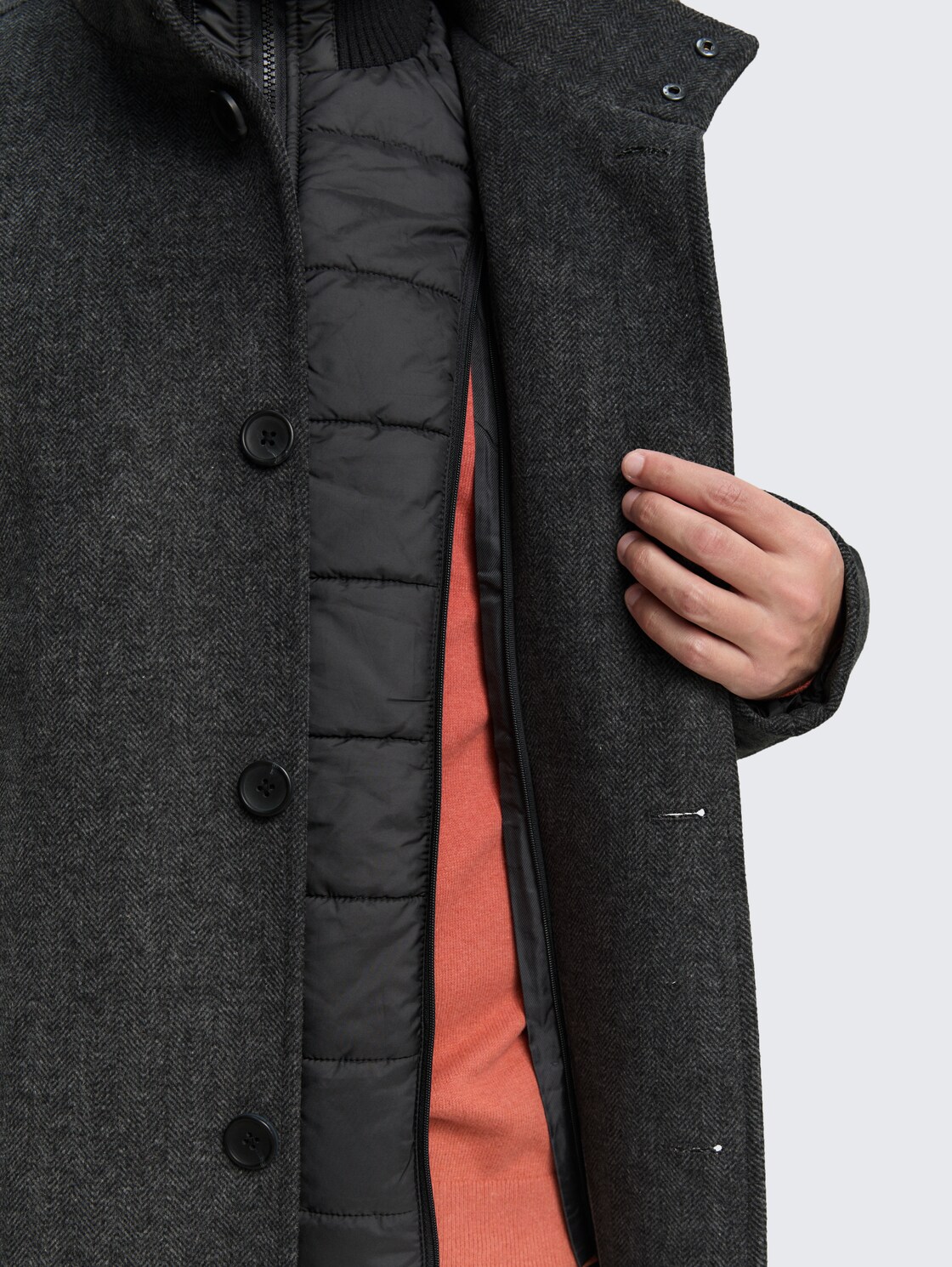 2-in-1 Wollmantel mit abnehmbarer Innenjacke - dark grey black herringbone - Detail-Model-Ansicht