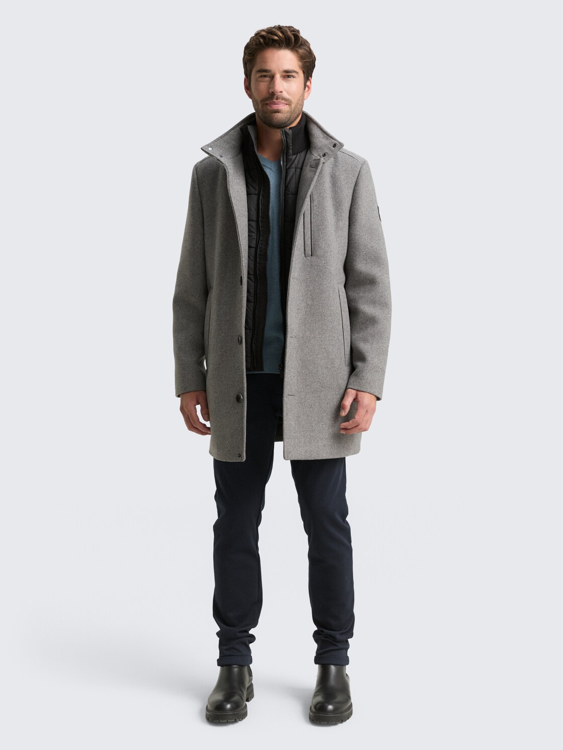 2-in-1 Wollmantel mit abnehmbarer Innenjacke - light stone grey wool twill - seitliche Model-Ansicht
