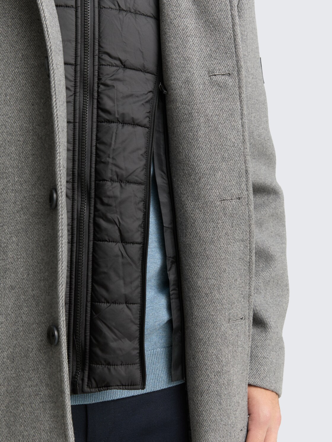 2-in-1 Wollmantel mit abnehmbarer Innenjacke - light stone grey wool twill - Detail-Model-Ansicht
