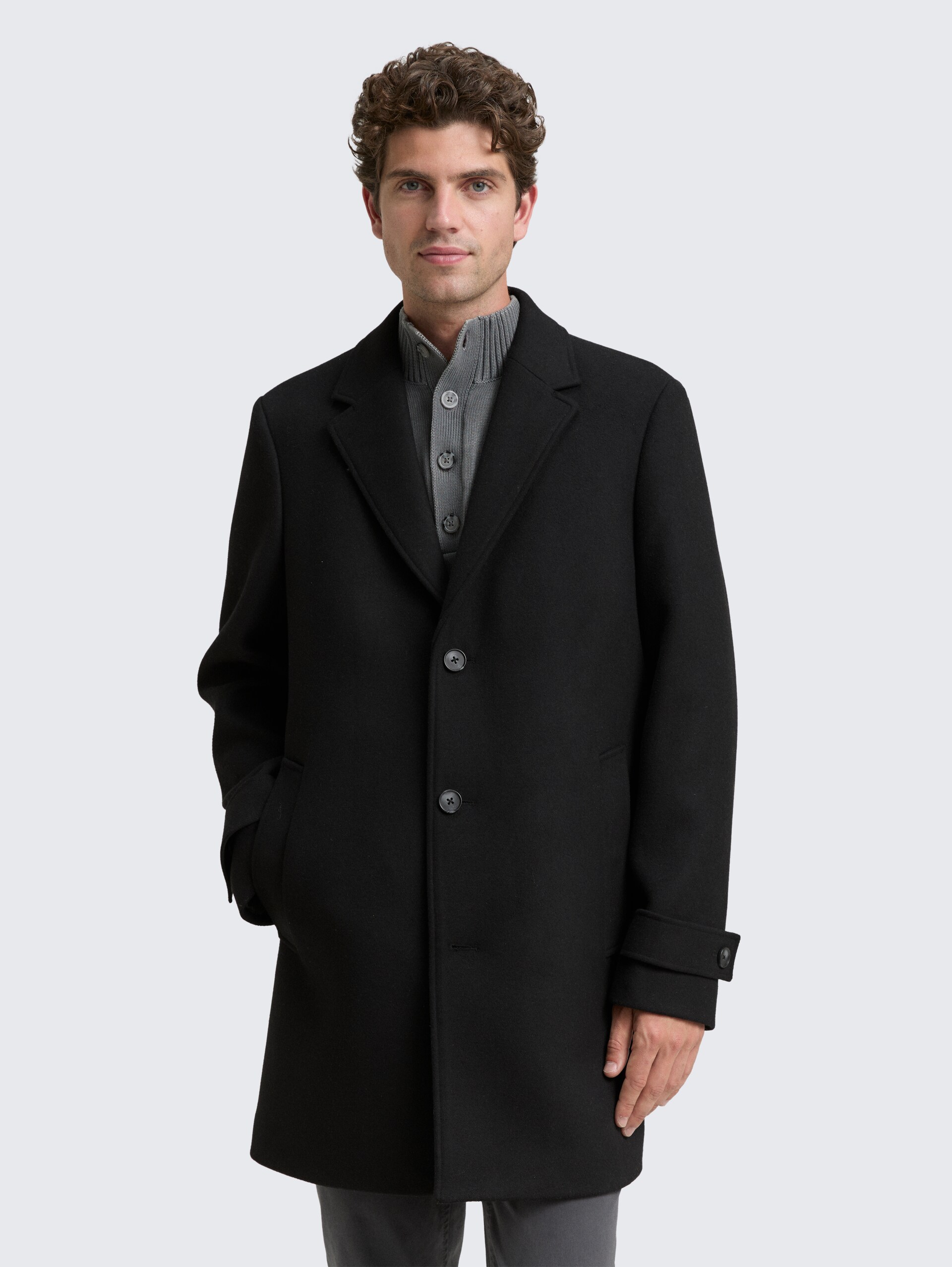 Wollmantel mit Reverskragen - Black - Model-Vorderansicht