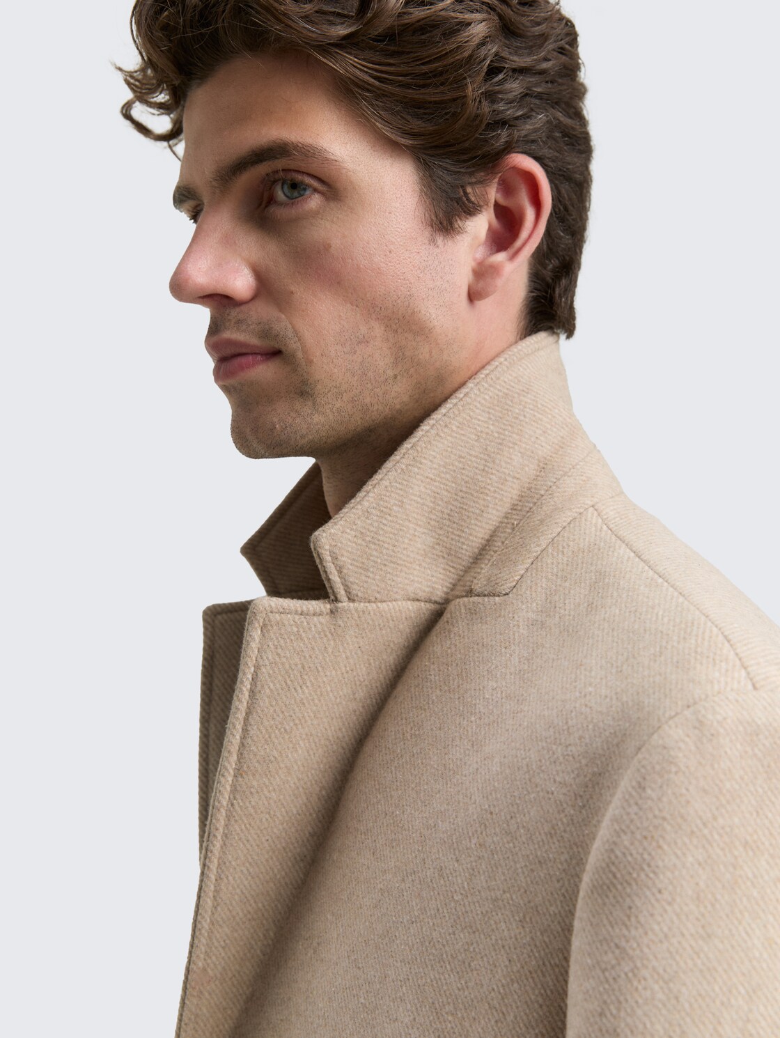 Wollmantel mit Reverskragen - taupe wool twill - Detail-Model-Ansicht