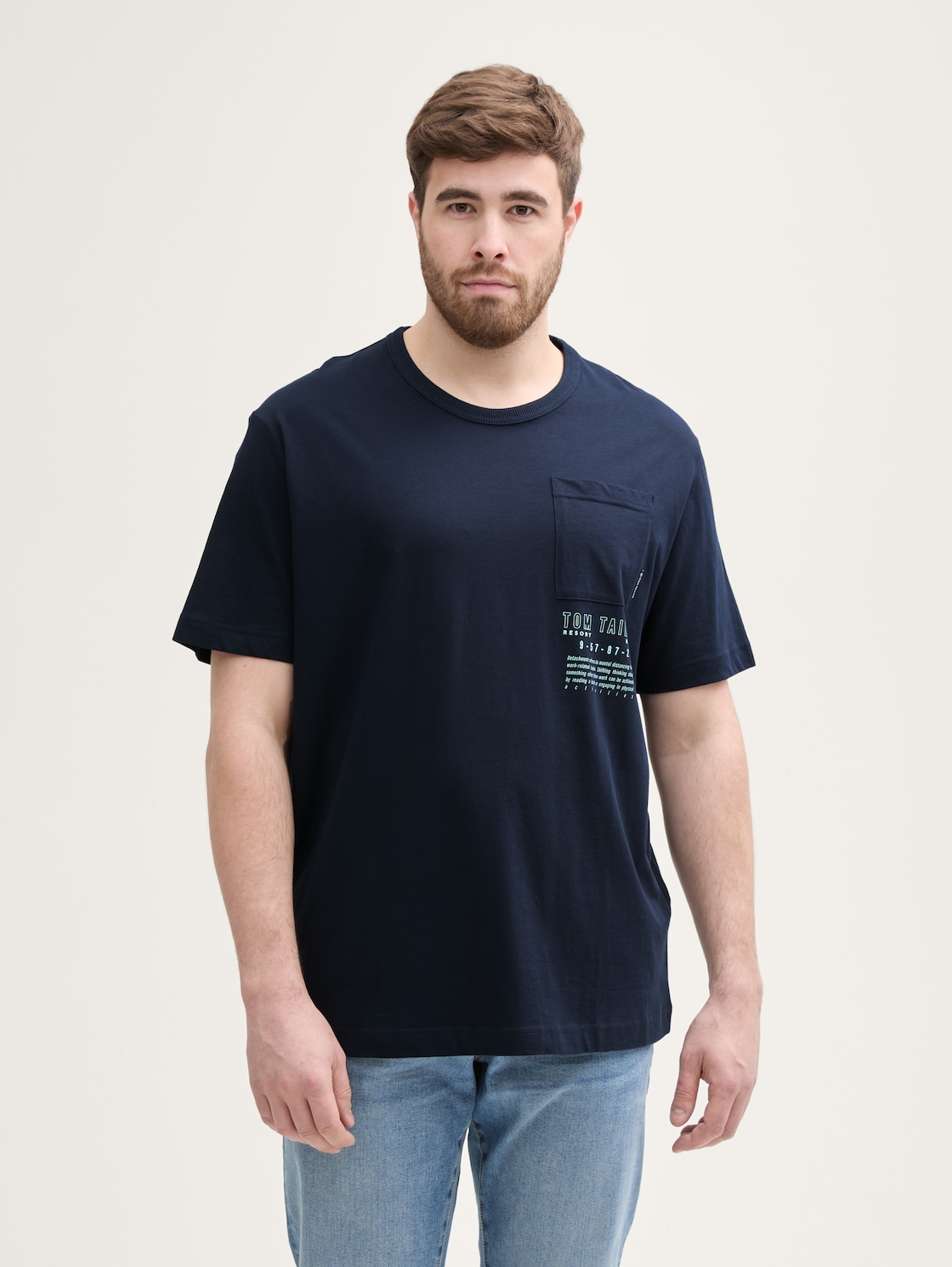 Plus Size - T-Shirt mit Brusttasche - sky captain blue - Ausschnitt Model-Vorderansicht