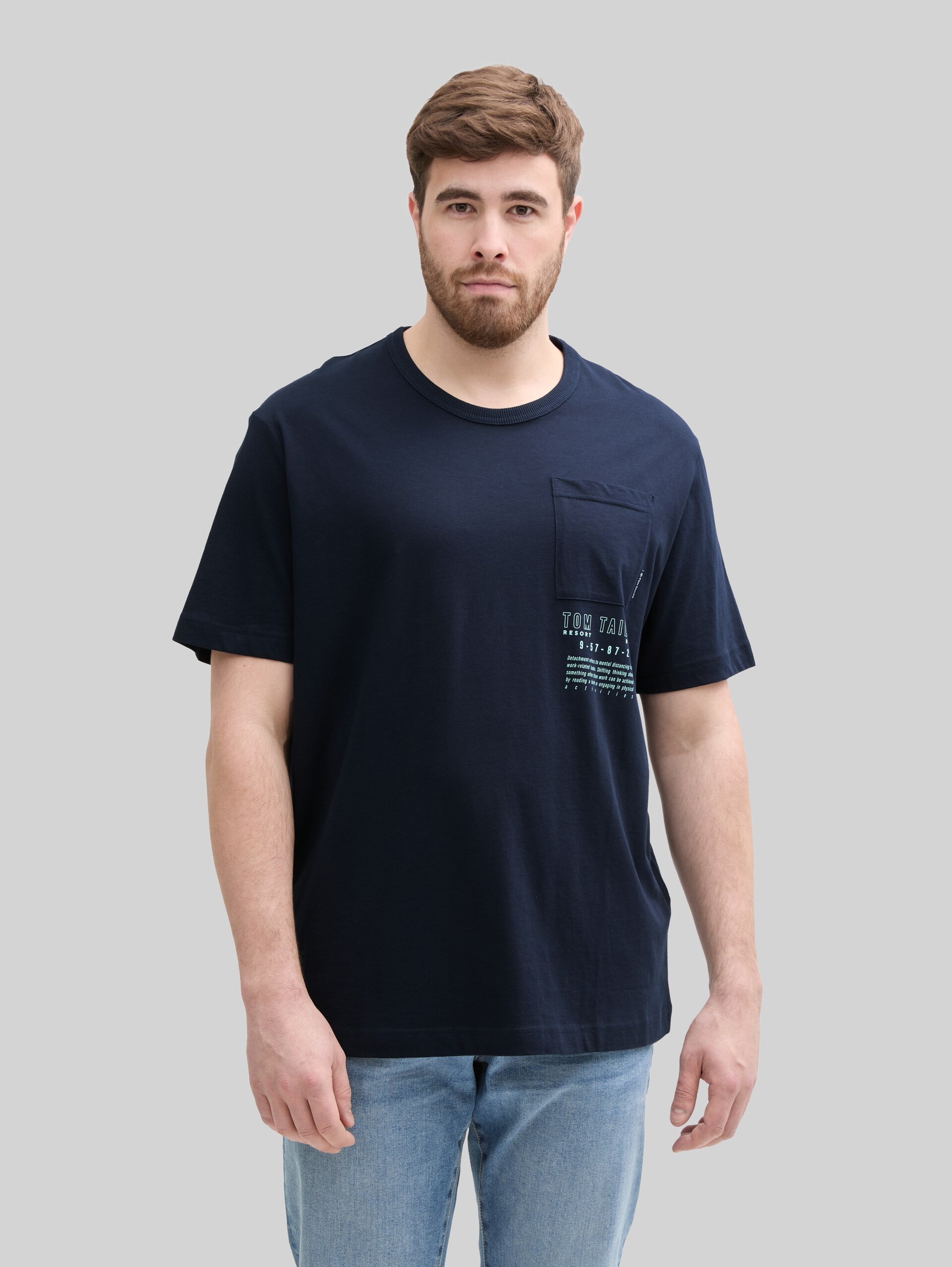 Plus - T-shirt with a chest pocket - sky captain blue - Neckline model front view
