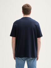 Plus Size - T-shirt met borstzak - sky captain blue - Neklijn model-achteraanzicht