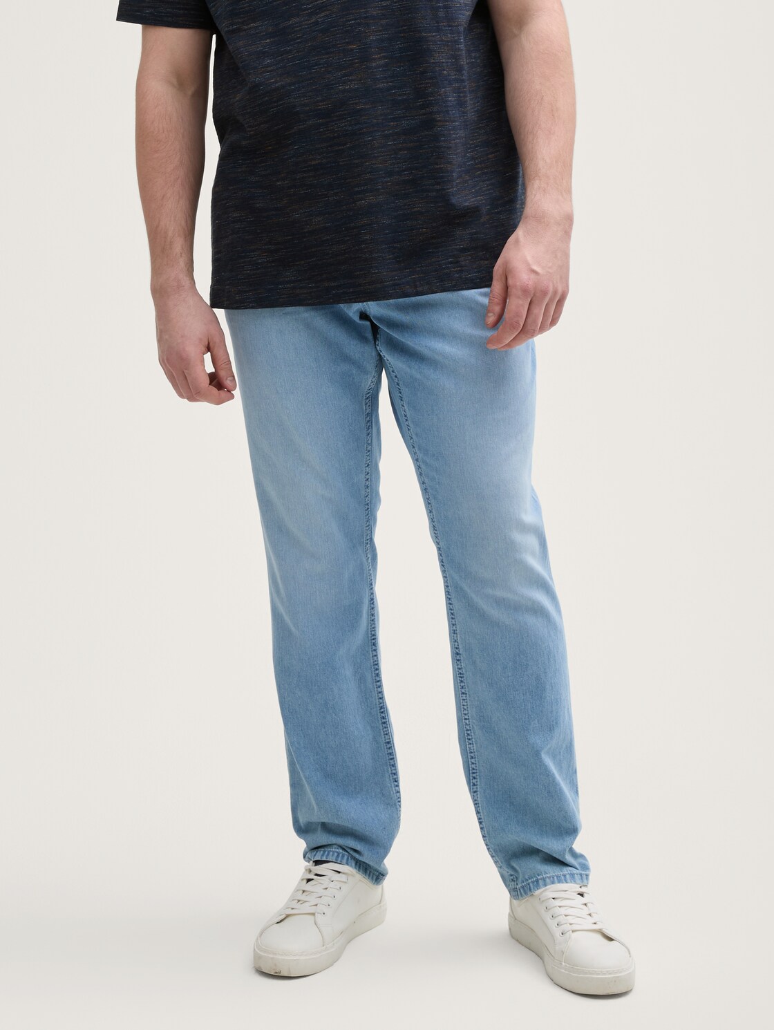 Plus Size - TTPLUS REGULAR Jeans - Used Bleached Blue Denim - Ausschnitt Model-Vorderansicht