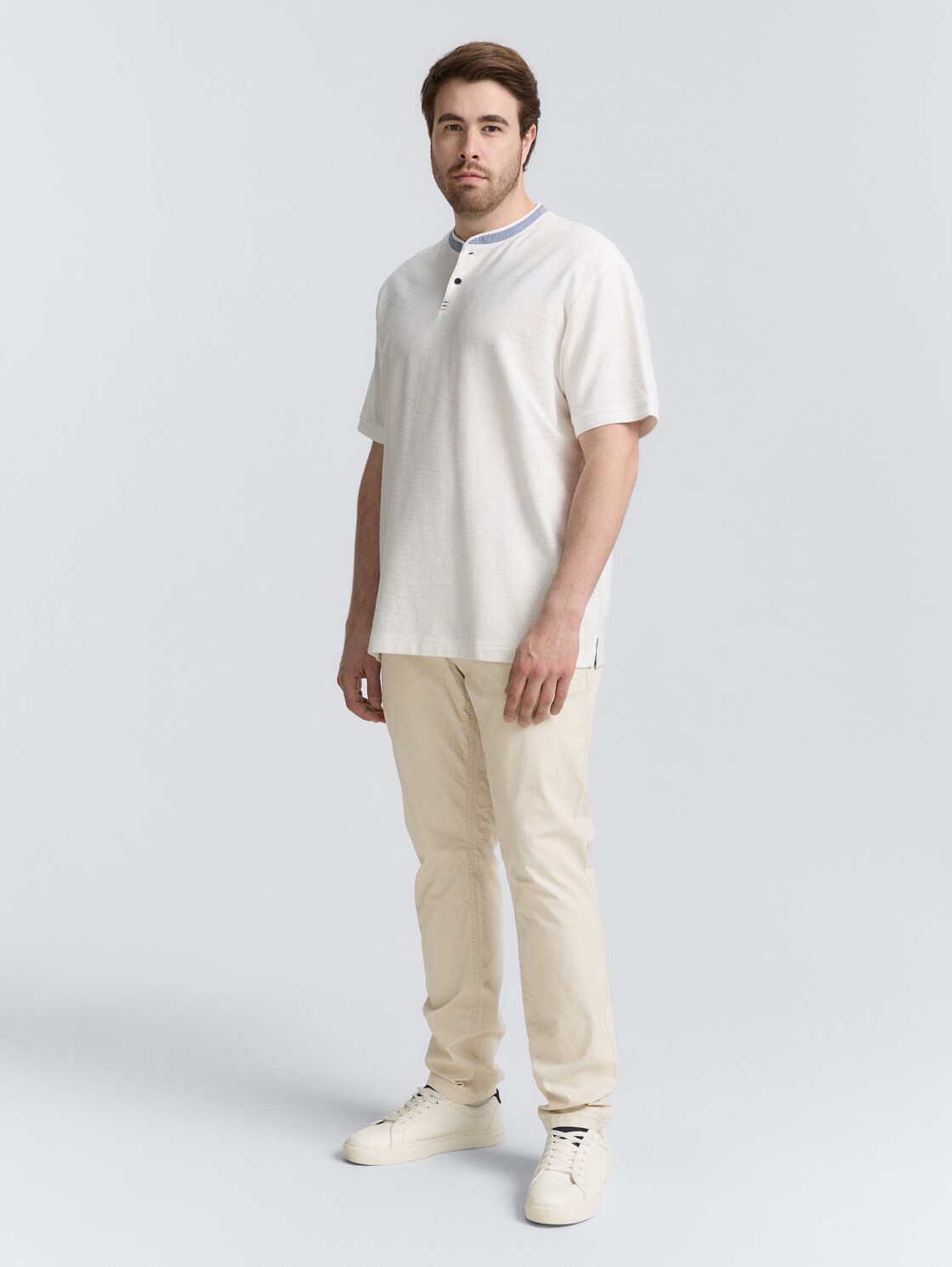Plus Size - Tapered Chino Hose - light cashew beige - Model-Vorderansicht