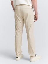 Plus Size - Tapered Chino Hose - light cashew beige - Auschnitt Model-Rückansicht