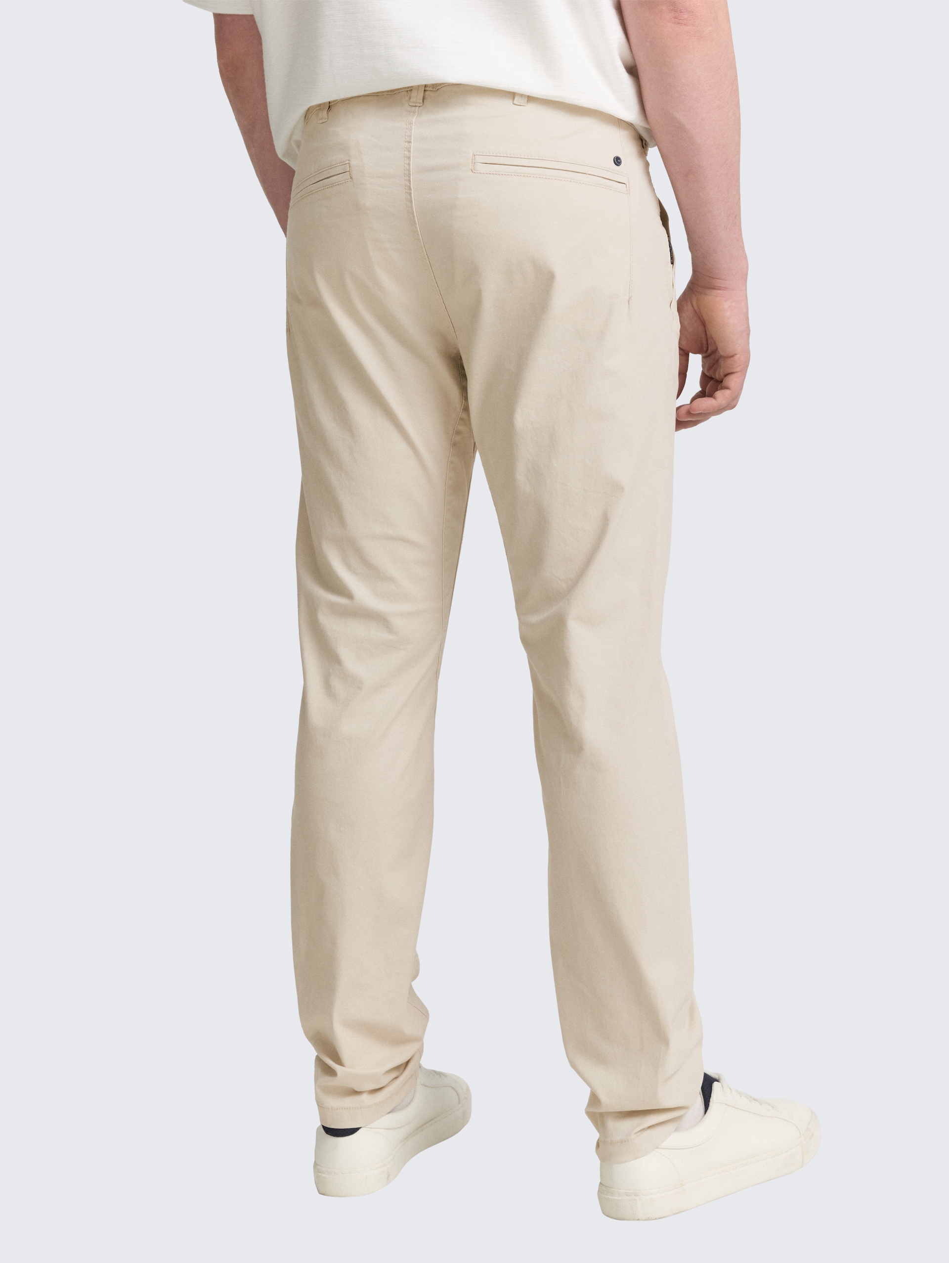Plus Size - Tapered Chino Hose - light cashew beige - Auschnitt Model-Rückansicht
