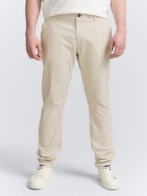 Plus Size - Tapered Chino Hose - light cashew beige - Ausschnitt Model-Vorderansicht