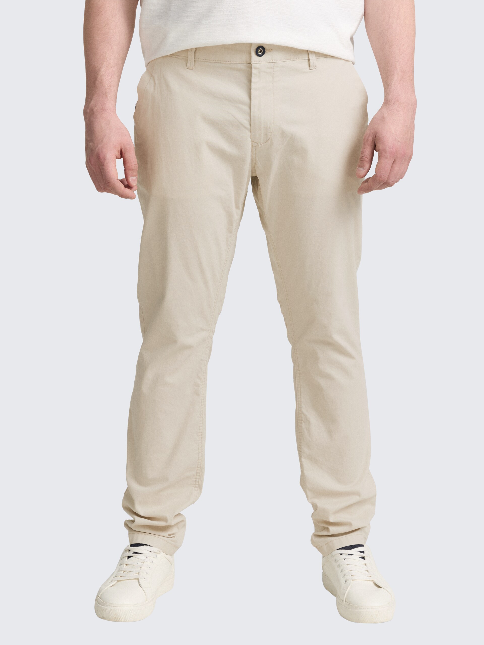 Plus Size - Tapered Chino Hose - light cashew beige - Ausschnitt Model-Vorderansicht