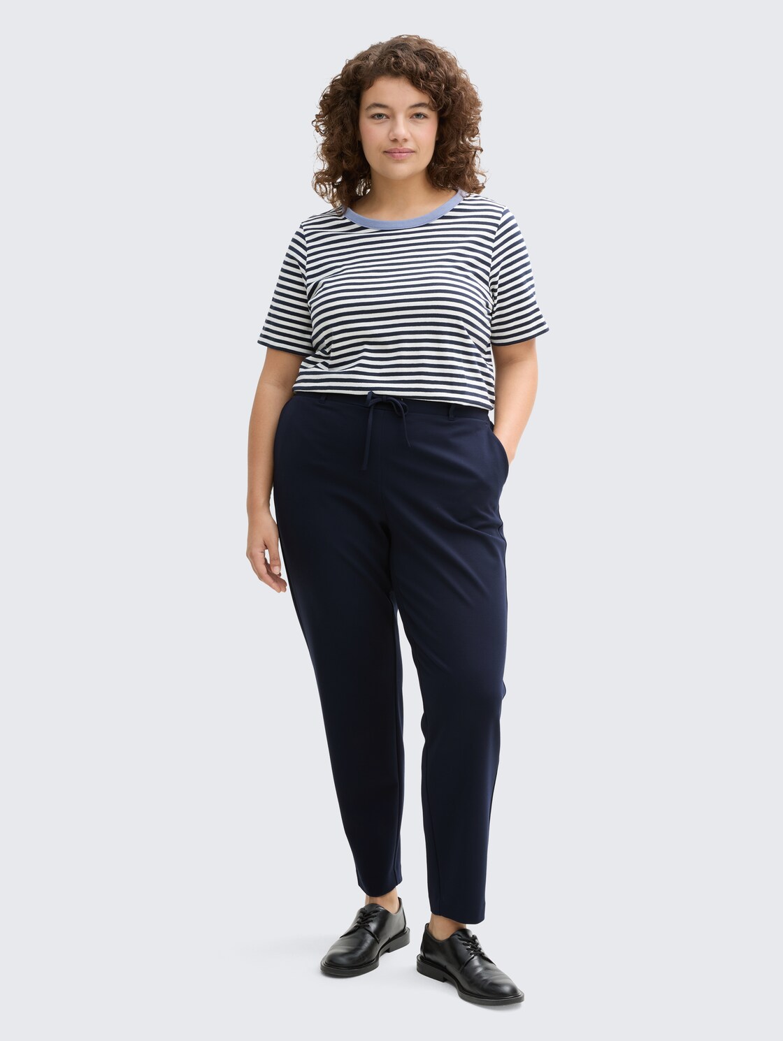 Plus Size - Loose Fit Hose - sky captain blue - Model-Vorderansicht