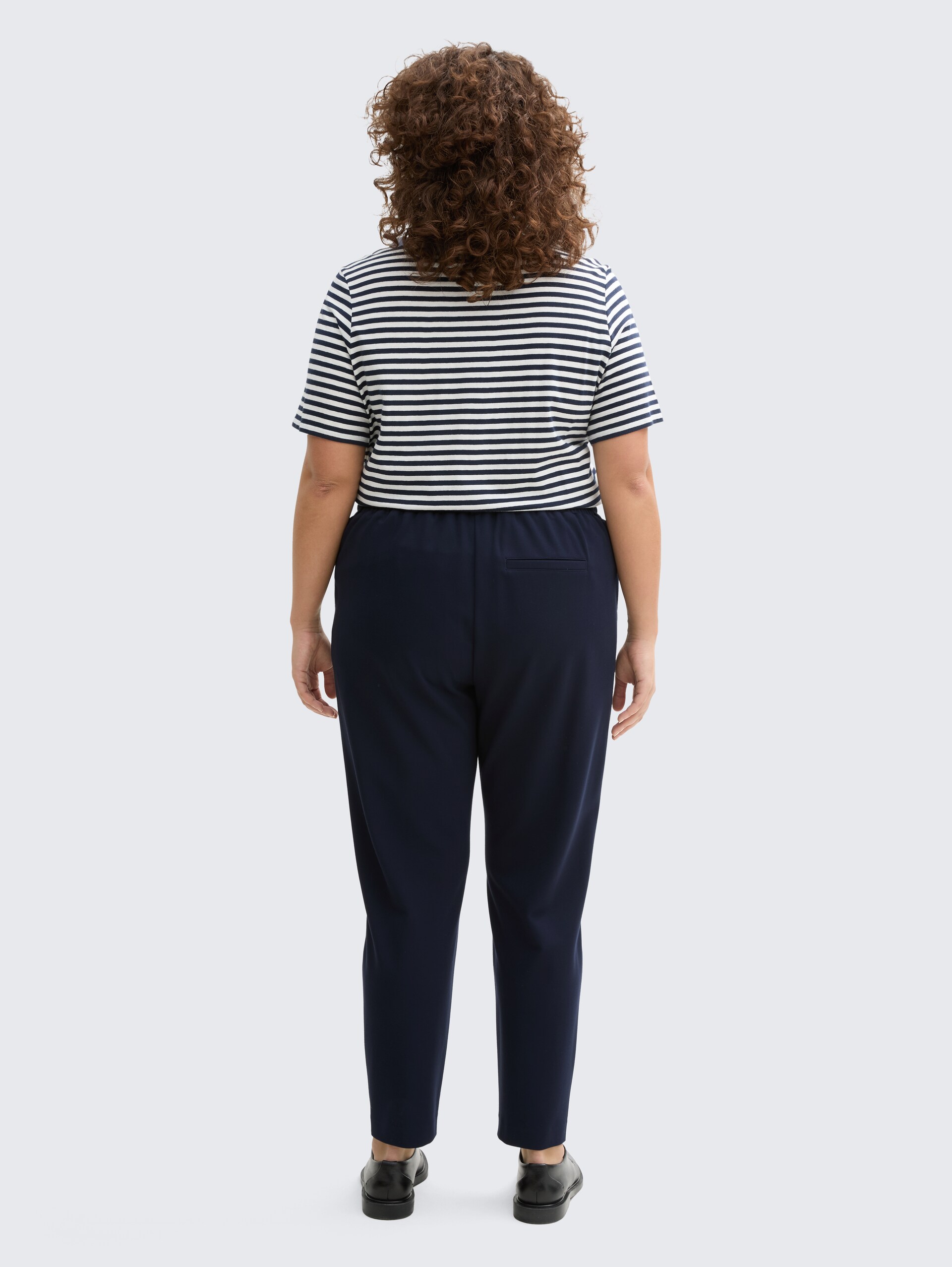 Plus Size - Loose Fit Hose - sky captain blue - Auschnitt Model-Rückansicht