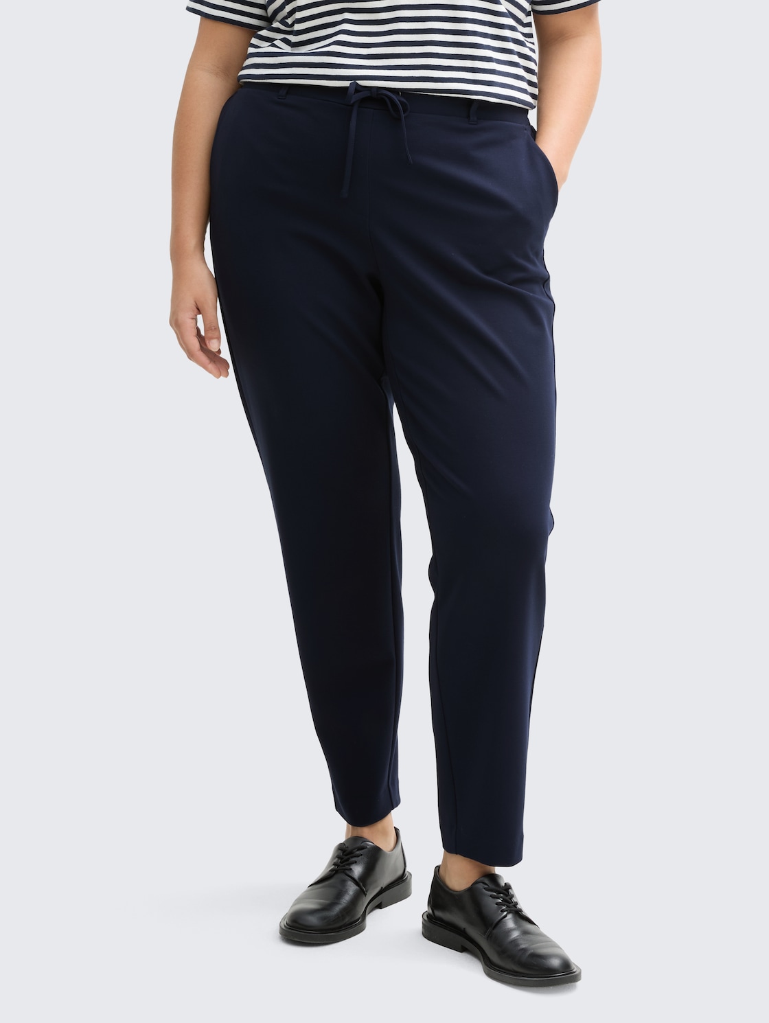 Plus Size - Loose Fit Hose - sky captain blue - Ausschnitt Model-Vorderansicht