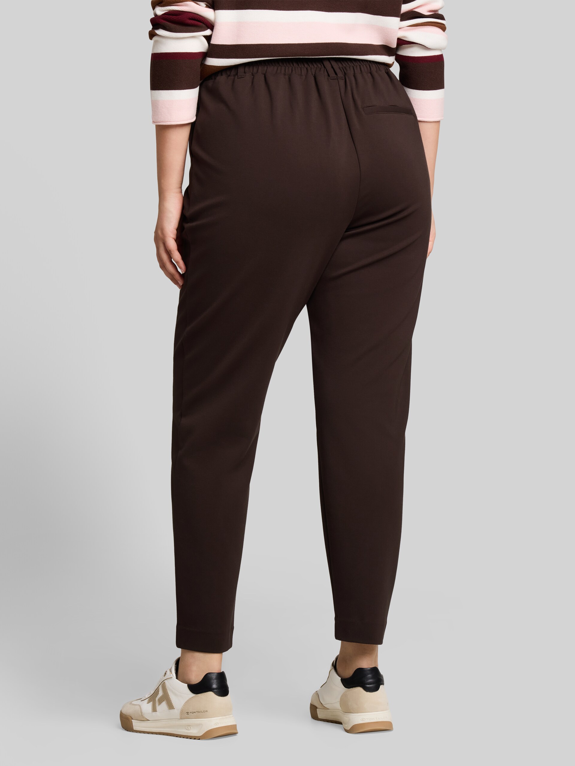Plus Size - broek met losse pasvorm - java dark brown - Neklijn model-achteraanzicht