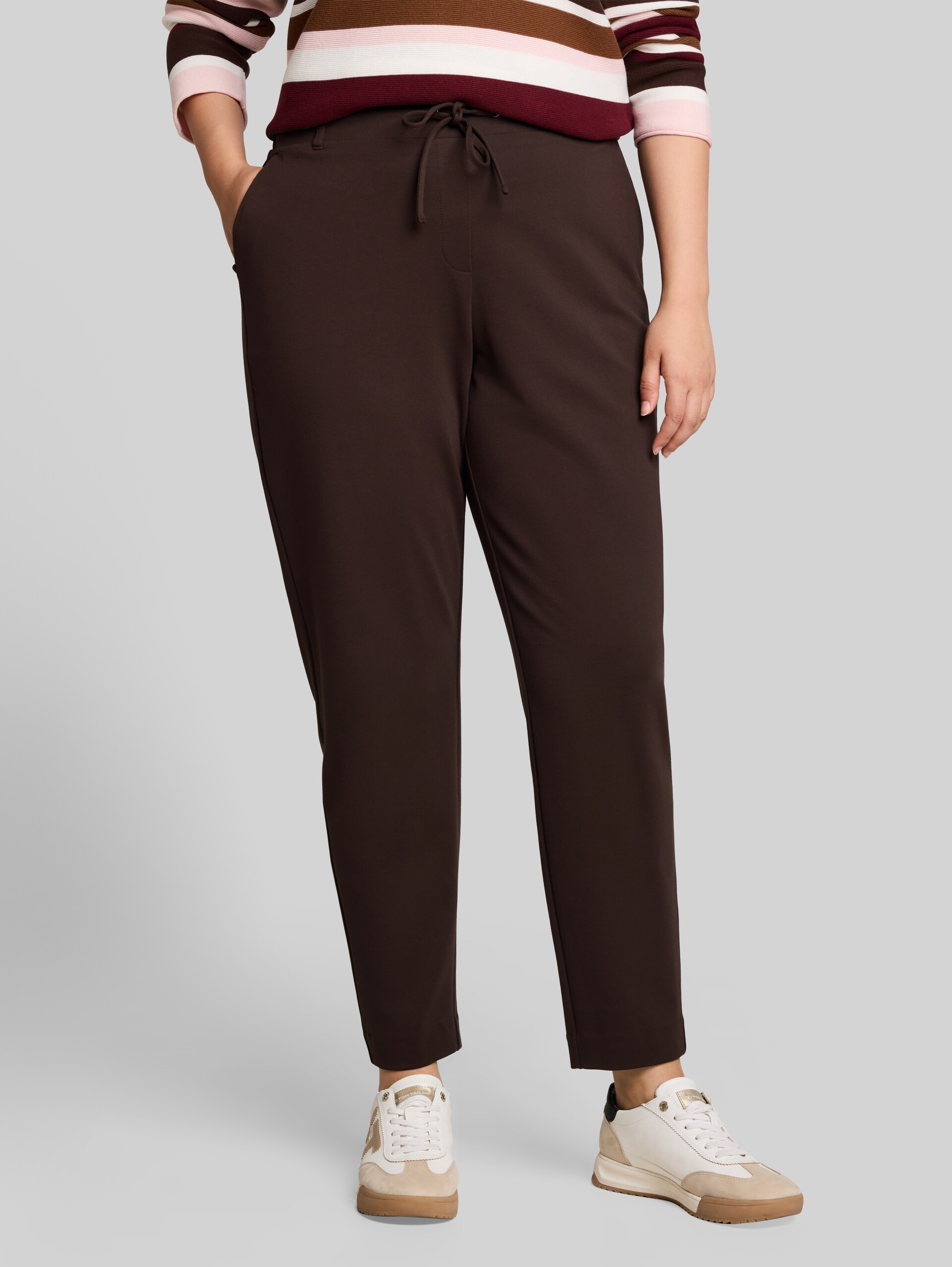 Plus Size - broek met losse pasvorm - java dark brown - Nek model vooraanzicht