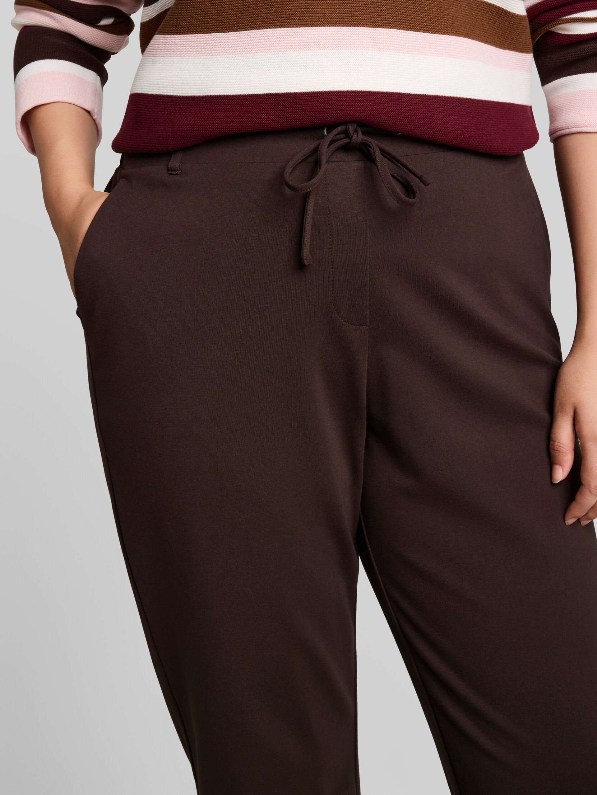 Plus Size - broek met losse pasvorm - java dark brown - Detailaanzicht model
