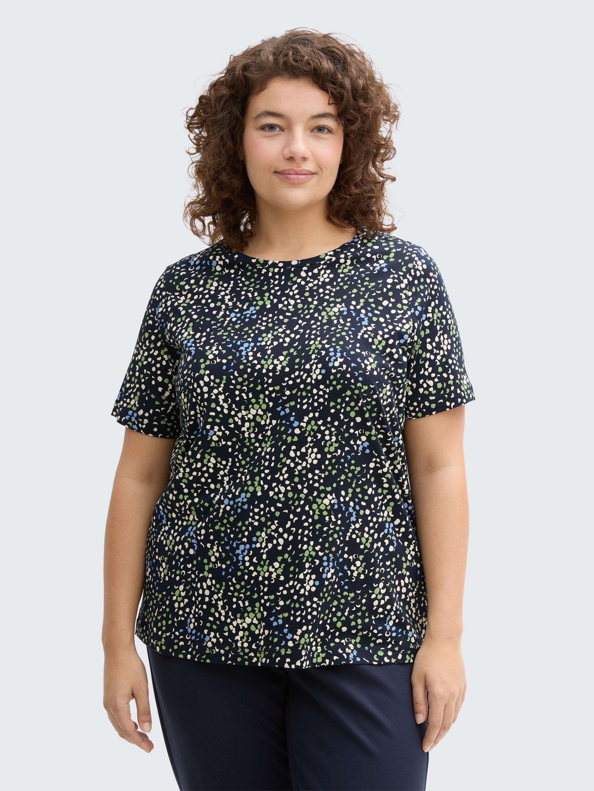 Plus Size - T-Shirt mit Print - multicolor navy dot structure - Ausschnitt Model-Vorderansicht