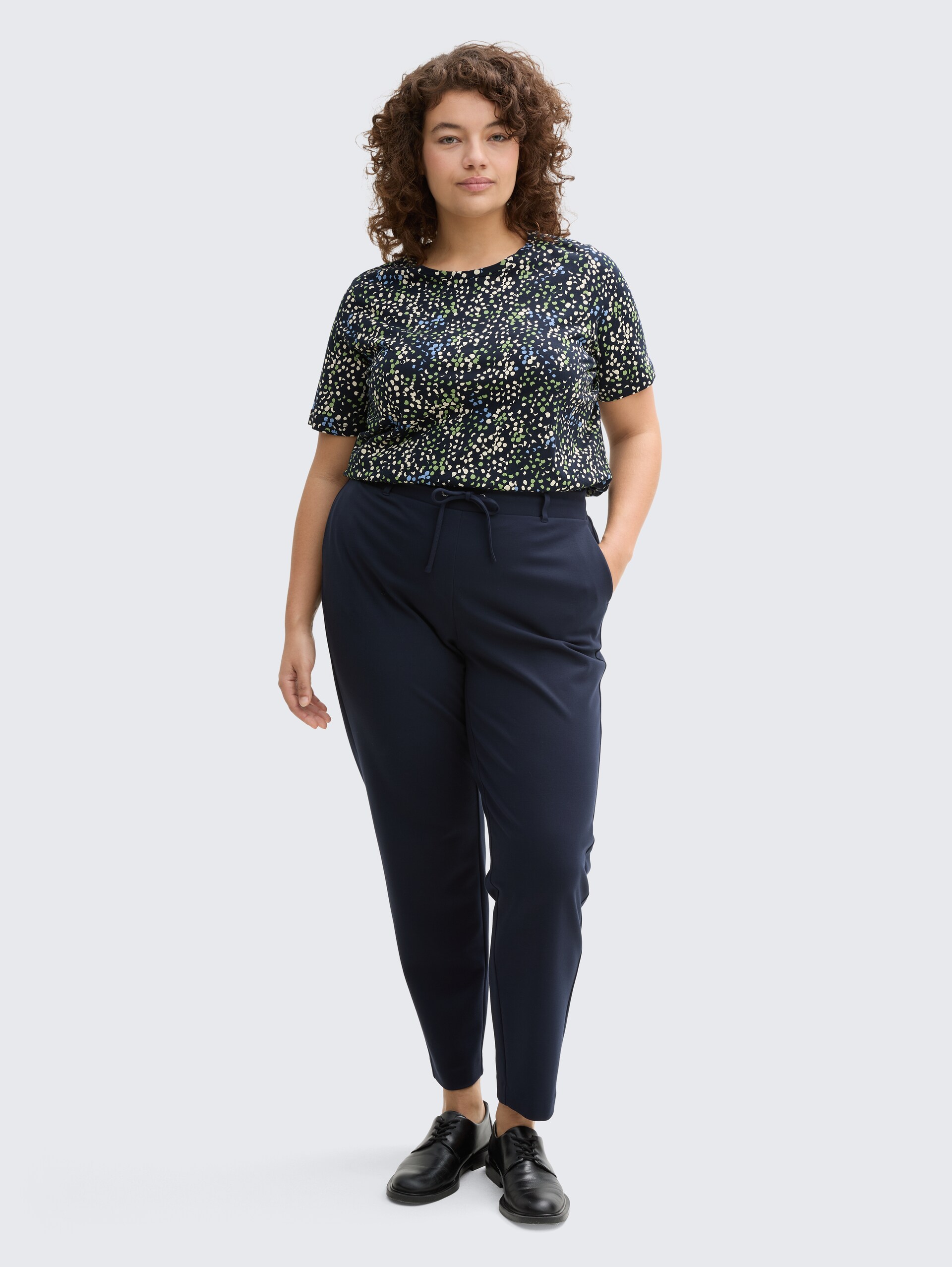Plus Size - T-Shirt mit Print - multicolor navy dot structure - Model-Vorderansicht