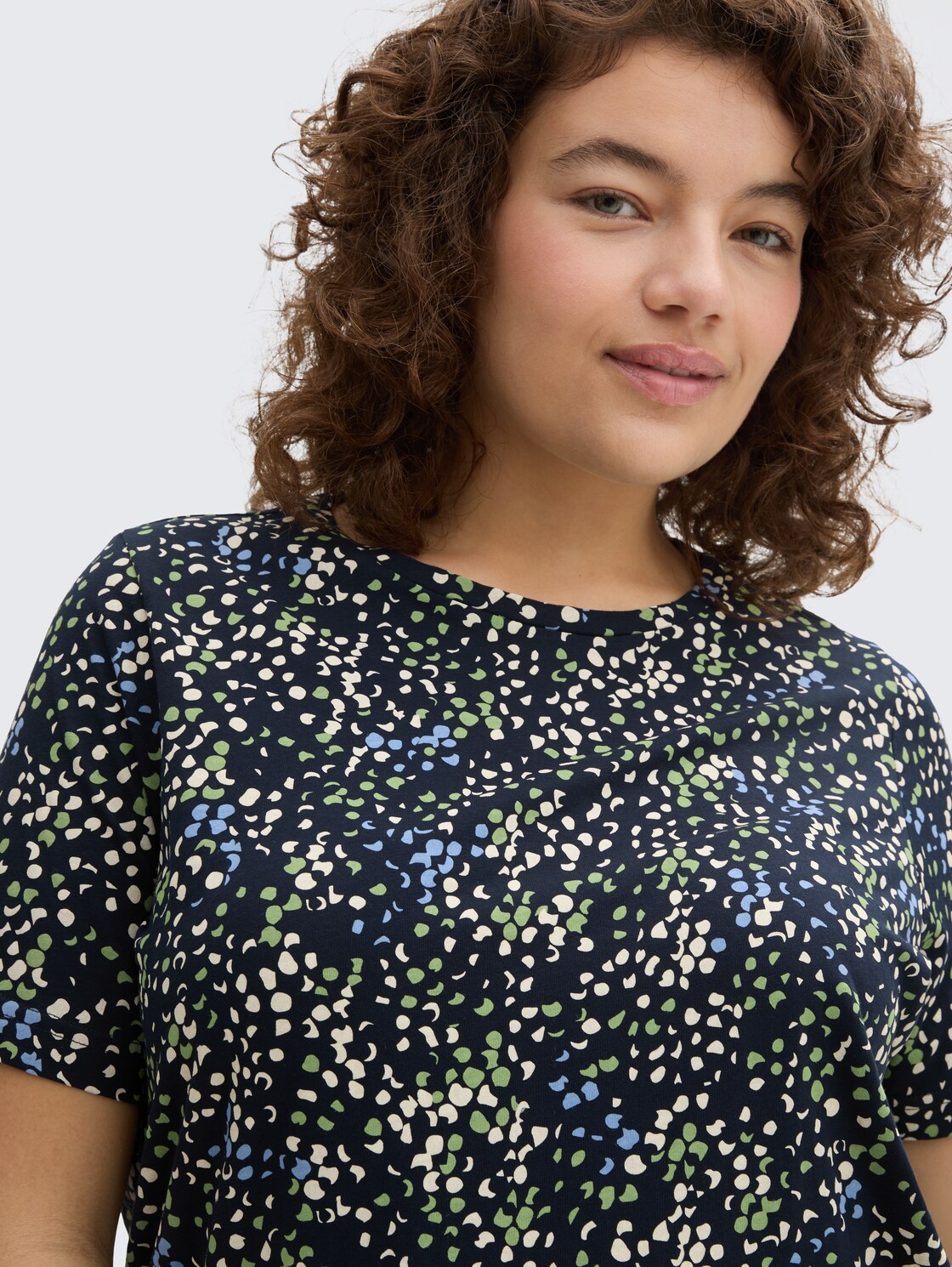 Plus Size - T-Shirt mit Print - multicolor navy dot structure - Detail-Model-Ansicht