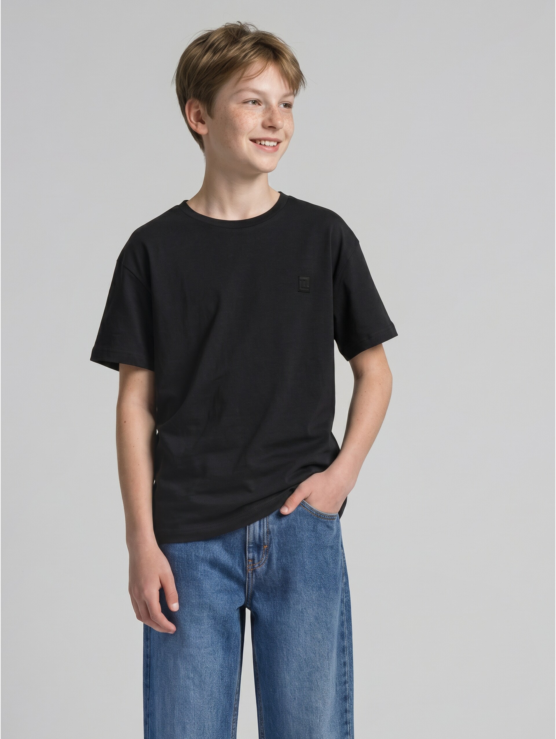 Oversize T-Shirt - heavy black - Ausschnitt Model-Vorderansicht
