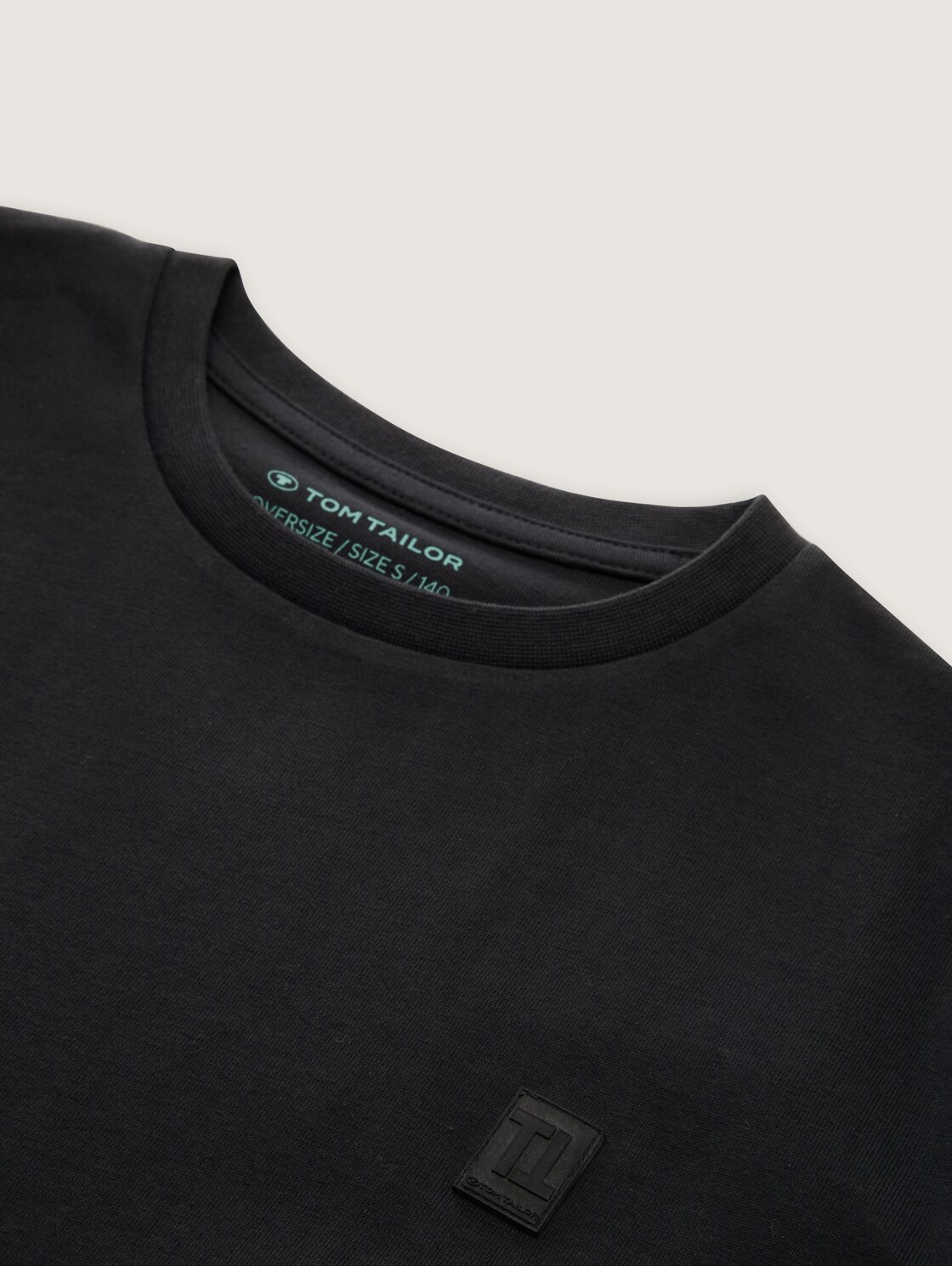 Oversize T-Shirt - heavy black - Detail-Model-Ansicht