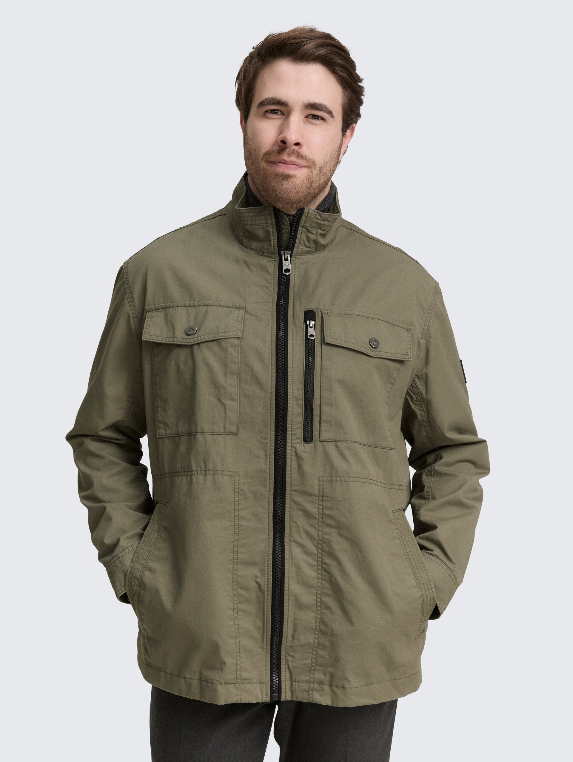 Plus Size - Fieldjacket aus Baumwolle - smokey olive green - Model-Vorderansicht