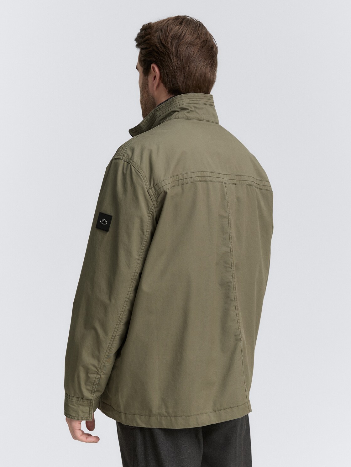 Plus Size - Fieldjacket aus Baumwolle - smokey olive green - Model-Rückansicht
