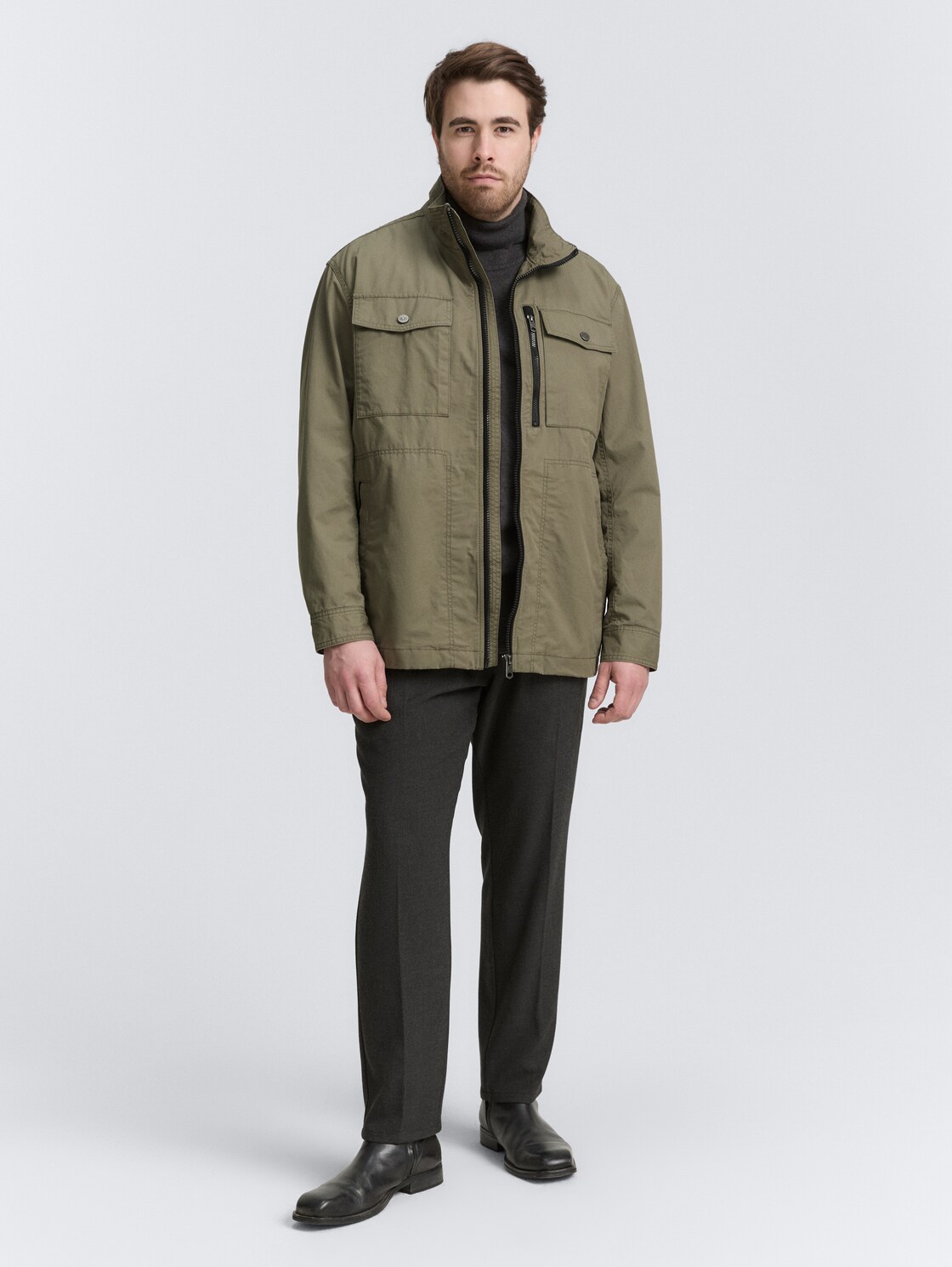 Plus Size - Fieldjacket aus Baumwolle - smokey olive green - seitliche Model-Ansicht