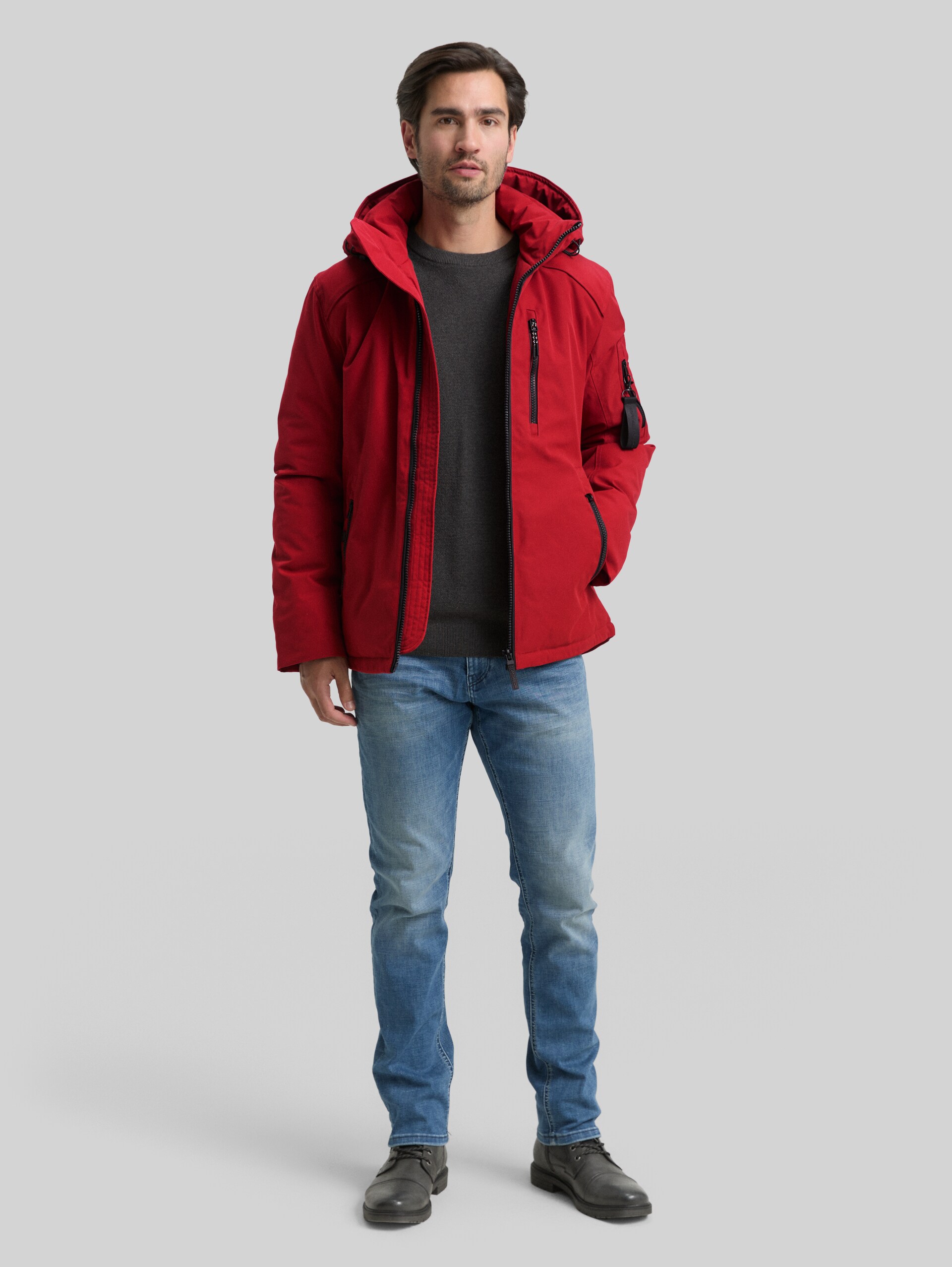 Winterjacke mit abnehmbarer Kapuze - Coach Red - seitliche Model-Ansicht
