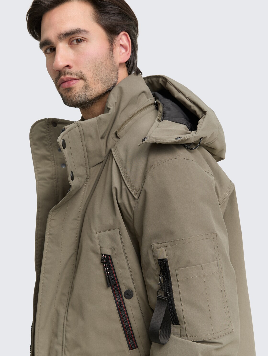Arctic Parka mit abnehmbarer Kapuze - smokey olive green - Detail-Model-Ansicht