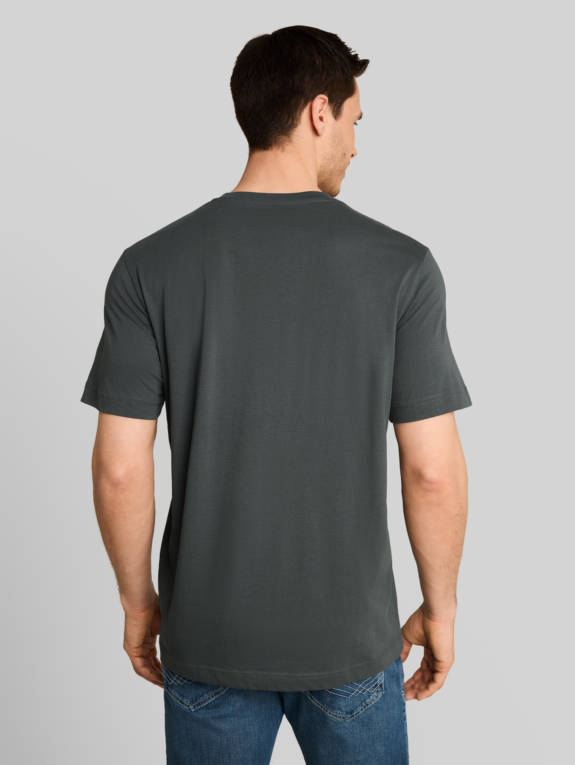 Basic T-Shirts im 3er-Pack - Darkest Olive - Auschnitt Model-Rückansicht