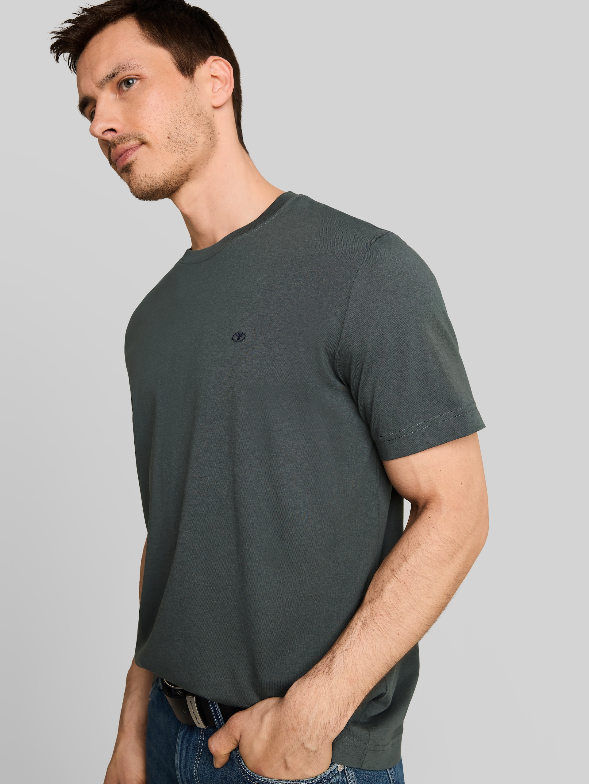 Basic T-Shirts im 3er-Pack - Darkest Olive - Detail-Model-Ansicht