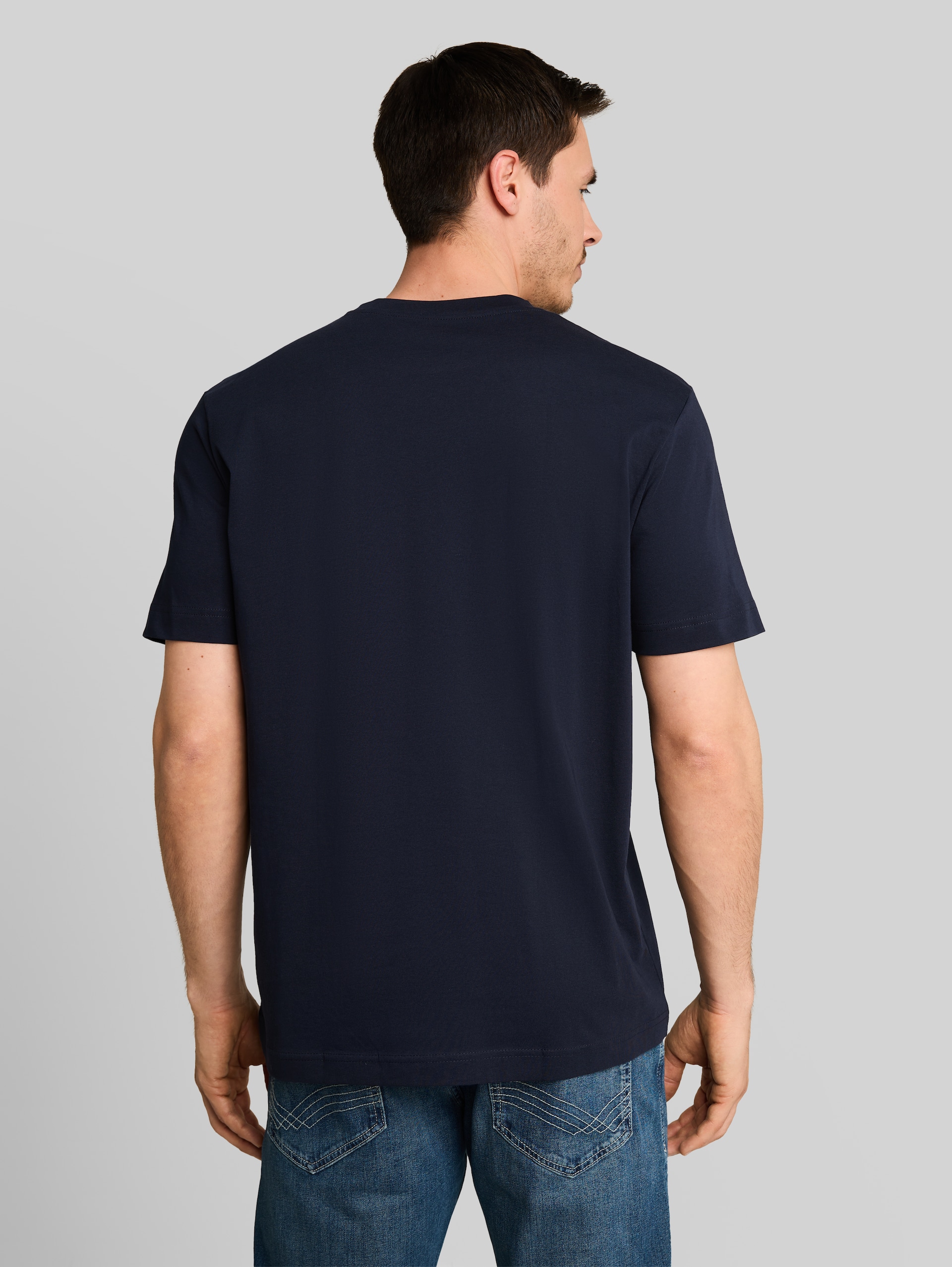 Basic T-Shirts im 3er-Pack - light blue grey - Auschnitt Model-Rückansicht