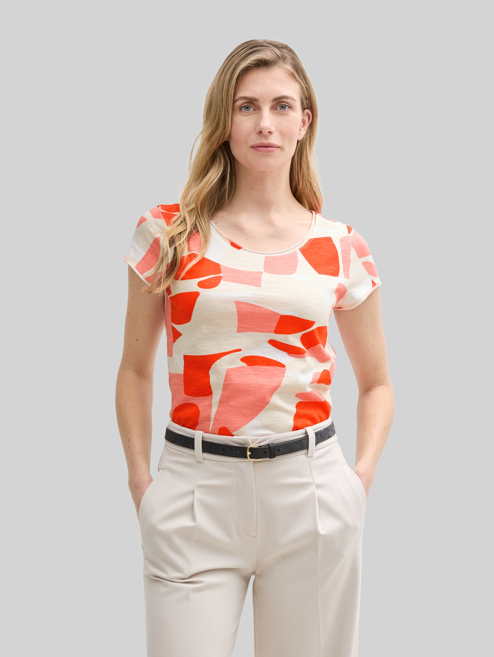T-Shirt mit Rundhalsausschnitt - red dots and shapes design - Ausschnitt Model-Vorderansicht