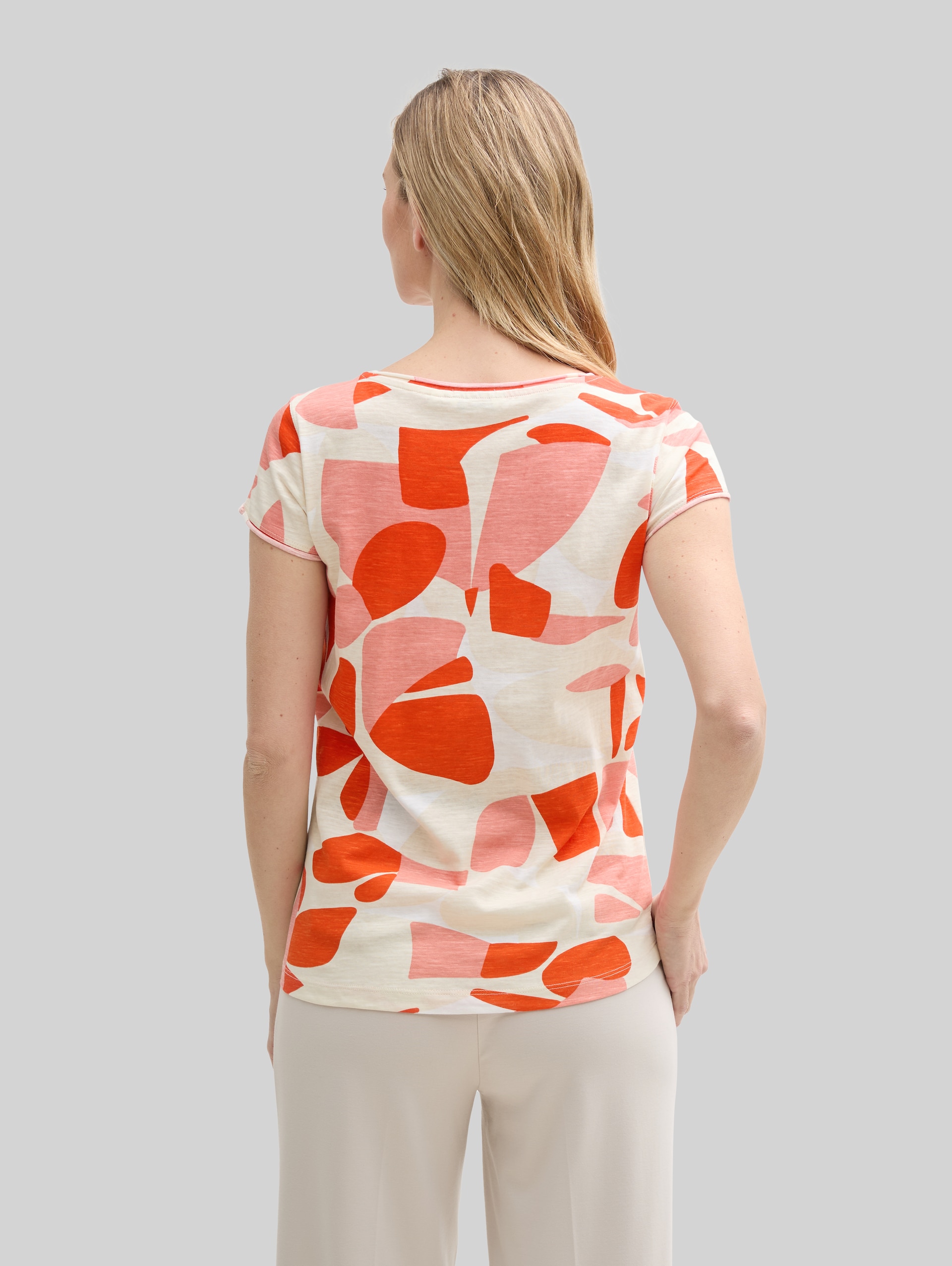T-Shirt mit Rundhalsausschnitt - red dots and shapes design - Auschnitt Model-Rückansicht