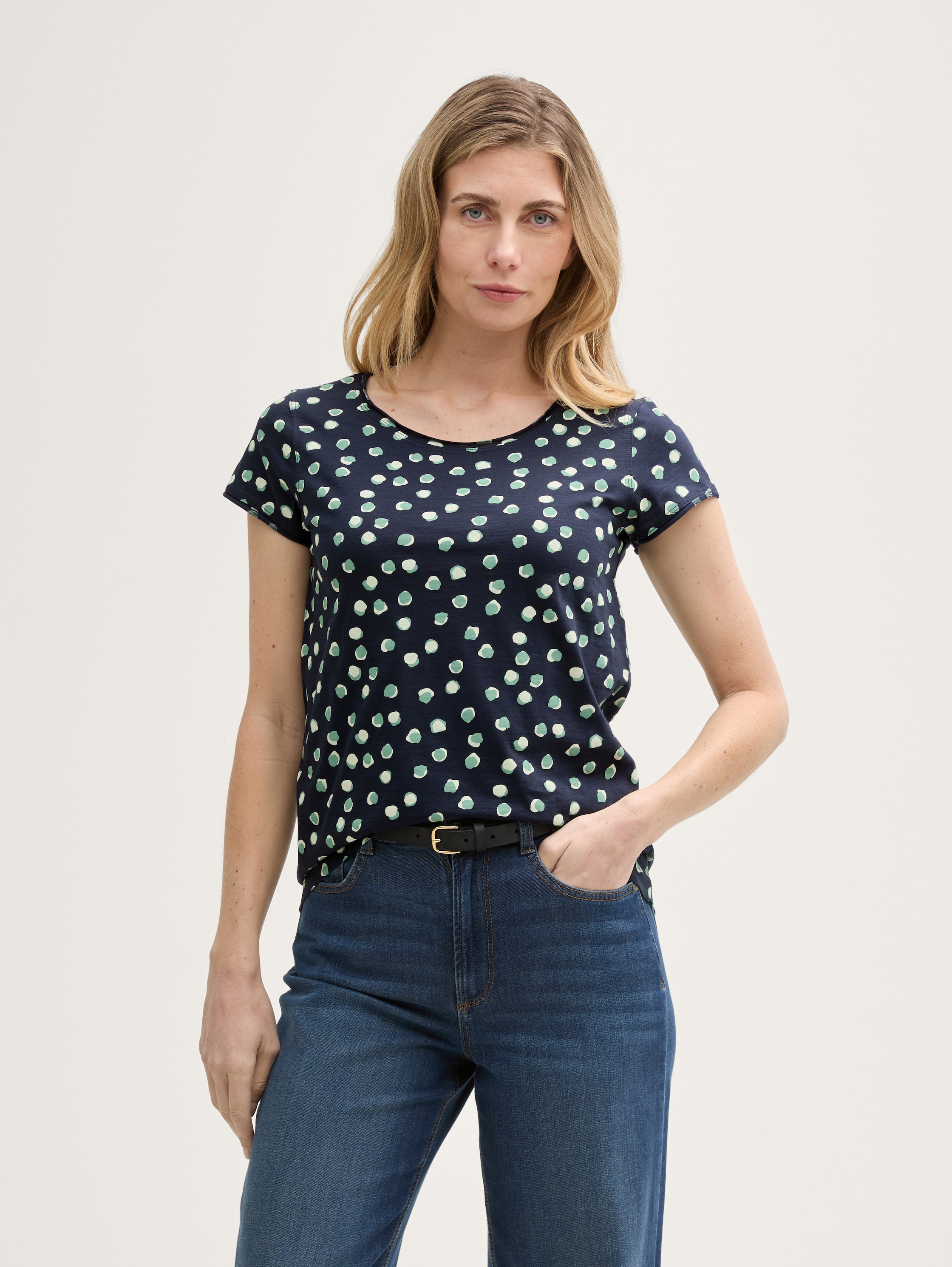 T-Shirt mit Rundhalsausschnitt - navy green dots - Ausschnitt Model-Vorderansicht