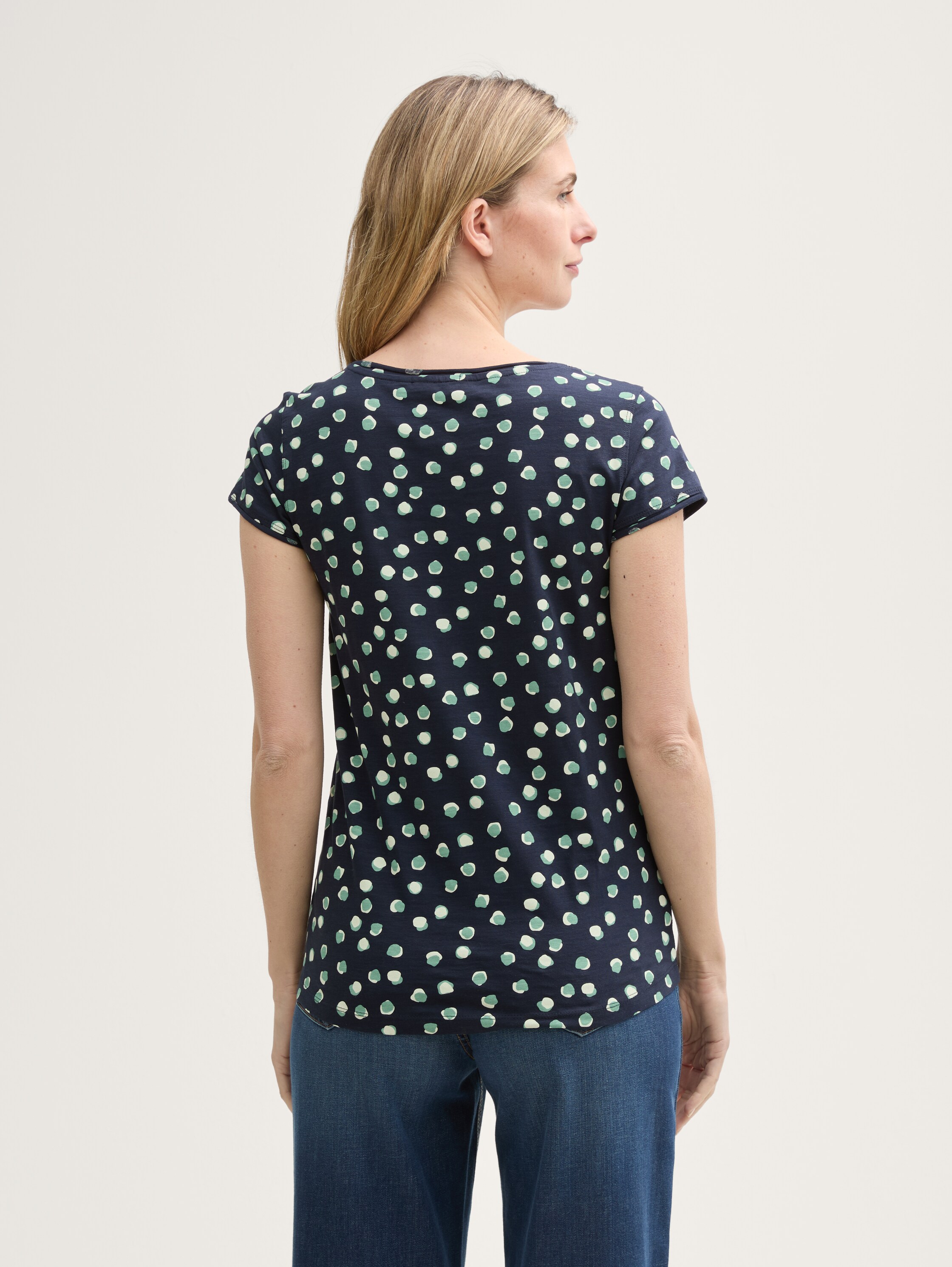 T-Shirt mit Rundhalsausschnitt - navy green dots - Auschnitt Model-Rückansicht