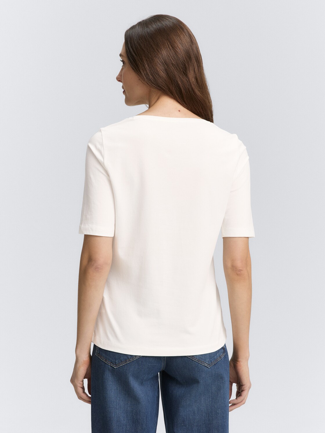 T-Shirt mit Print - off white - Auschnitt Model-Rückansicht