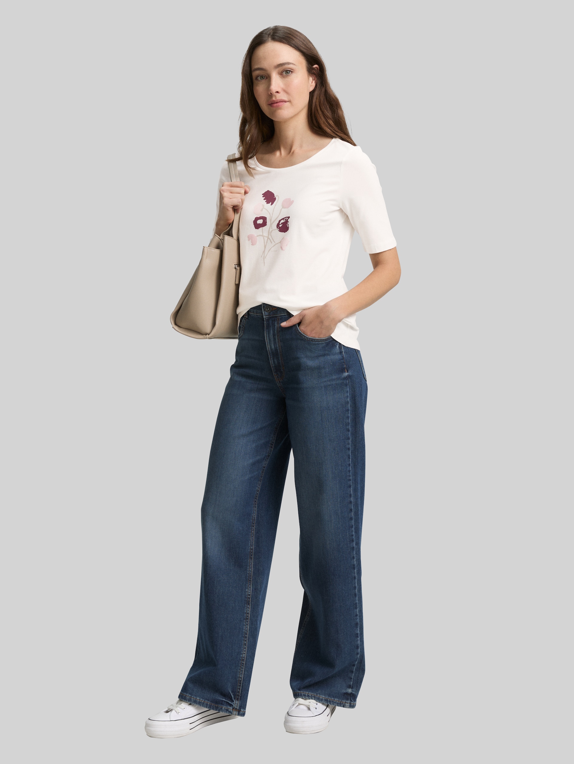 T-shirt with print - off white - Model front view