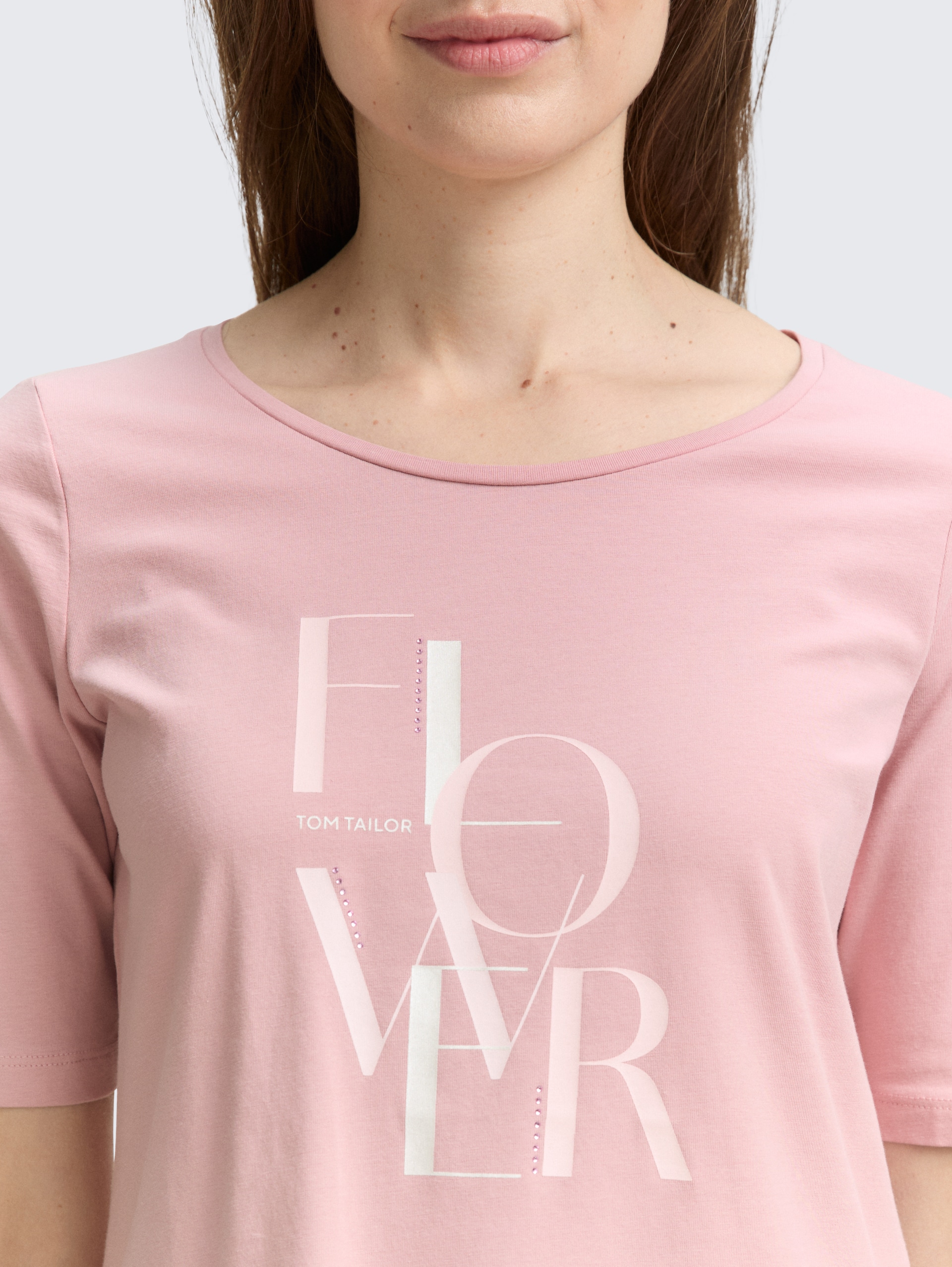 T-Shirt mit Print - Morning Pink - Detail-Model-Ansicht