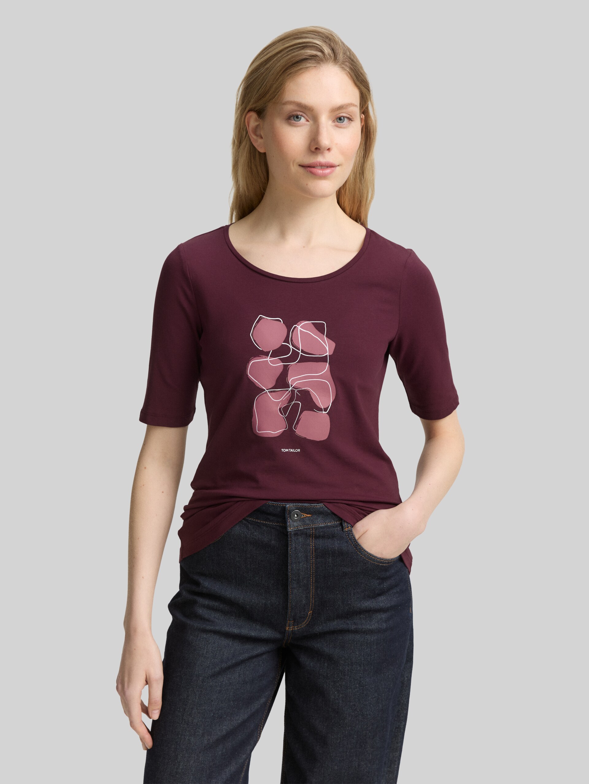 T-Shirt mit Print - bordeaux red - Ausschnitt Model-Vorderansicht